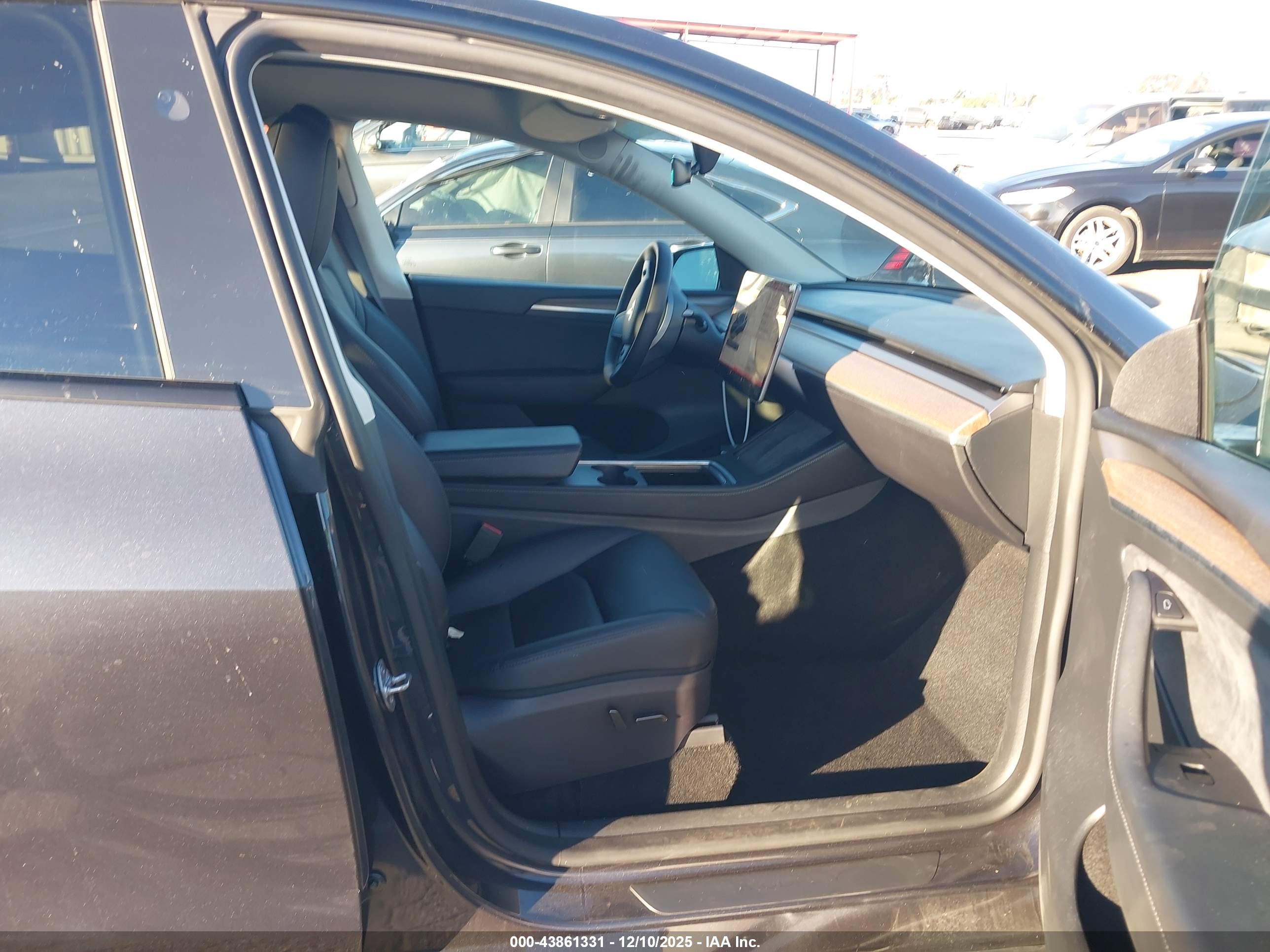 TESLA MODEL image 5
