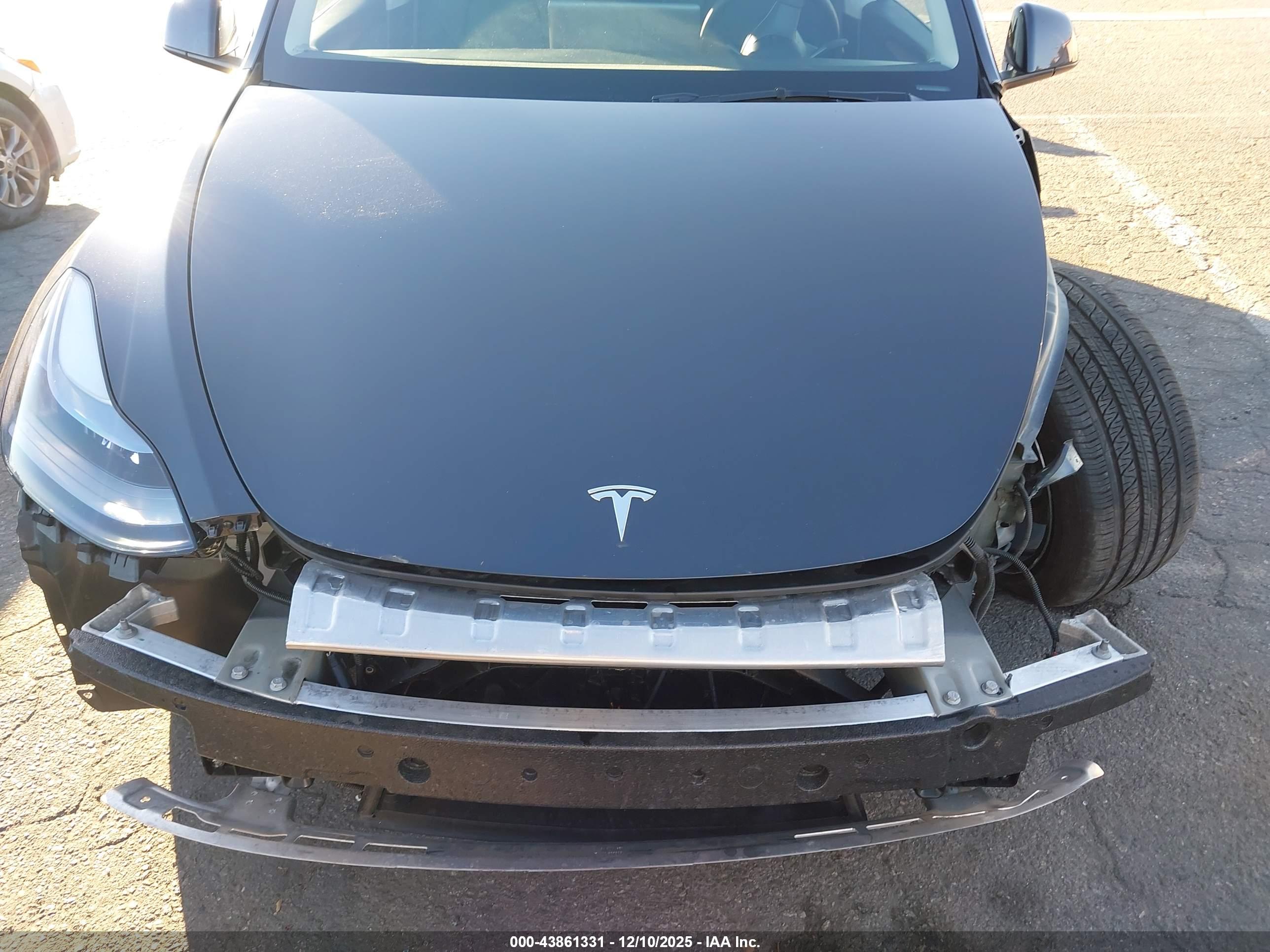 TESLA MODEL image 6