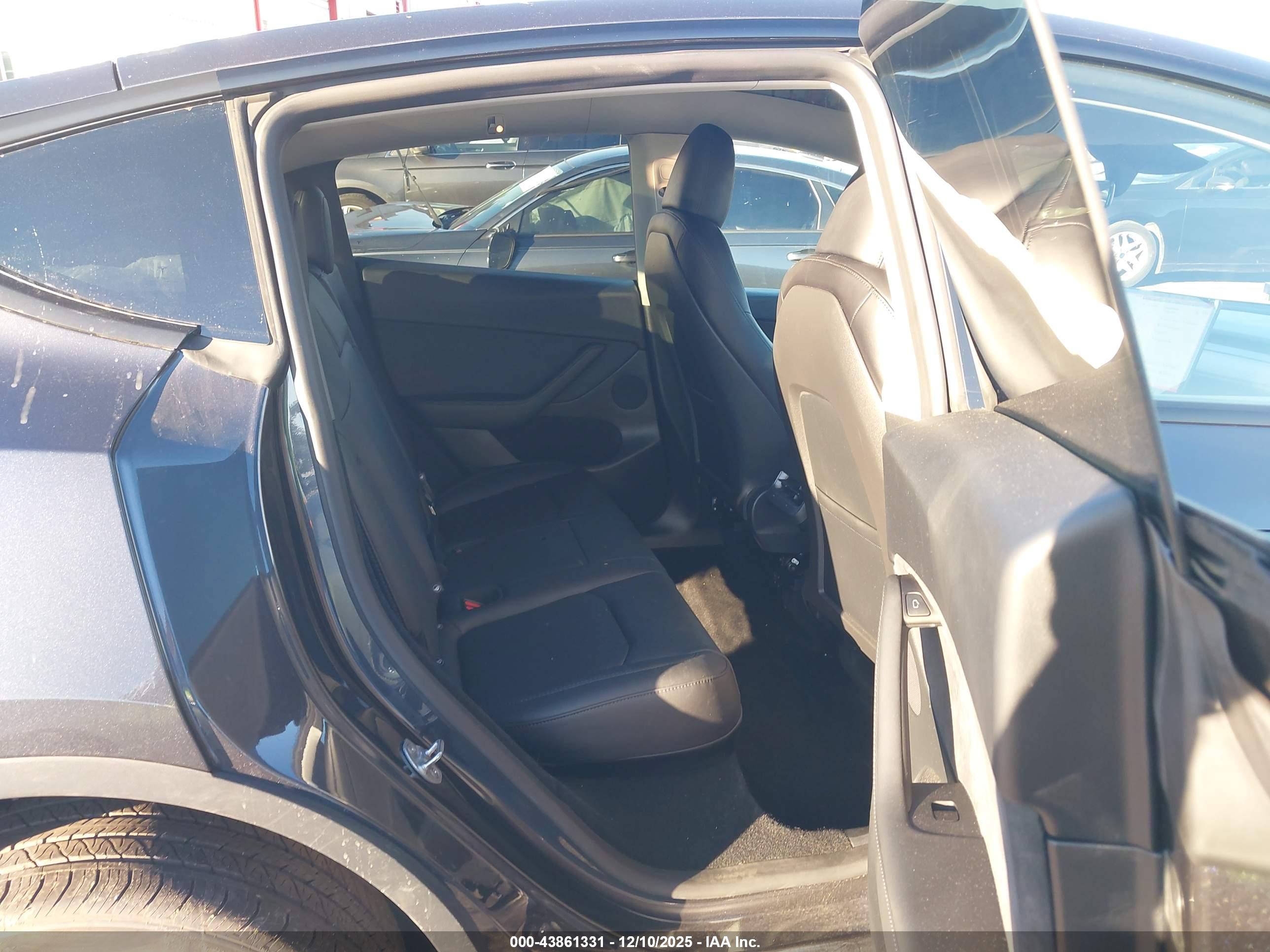 TESLA MODEL image 8
