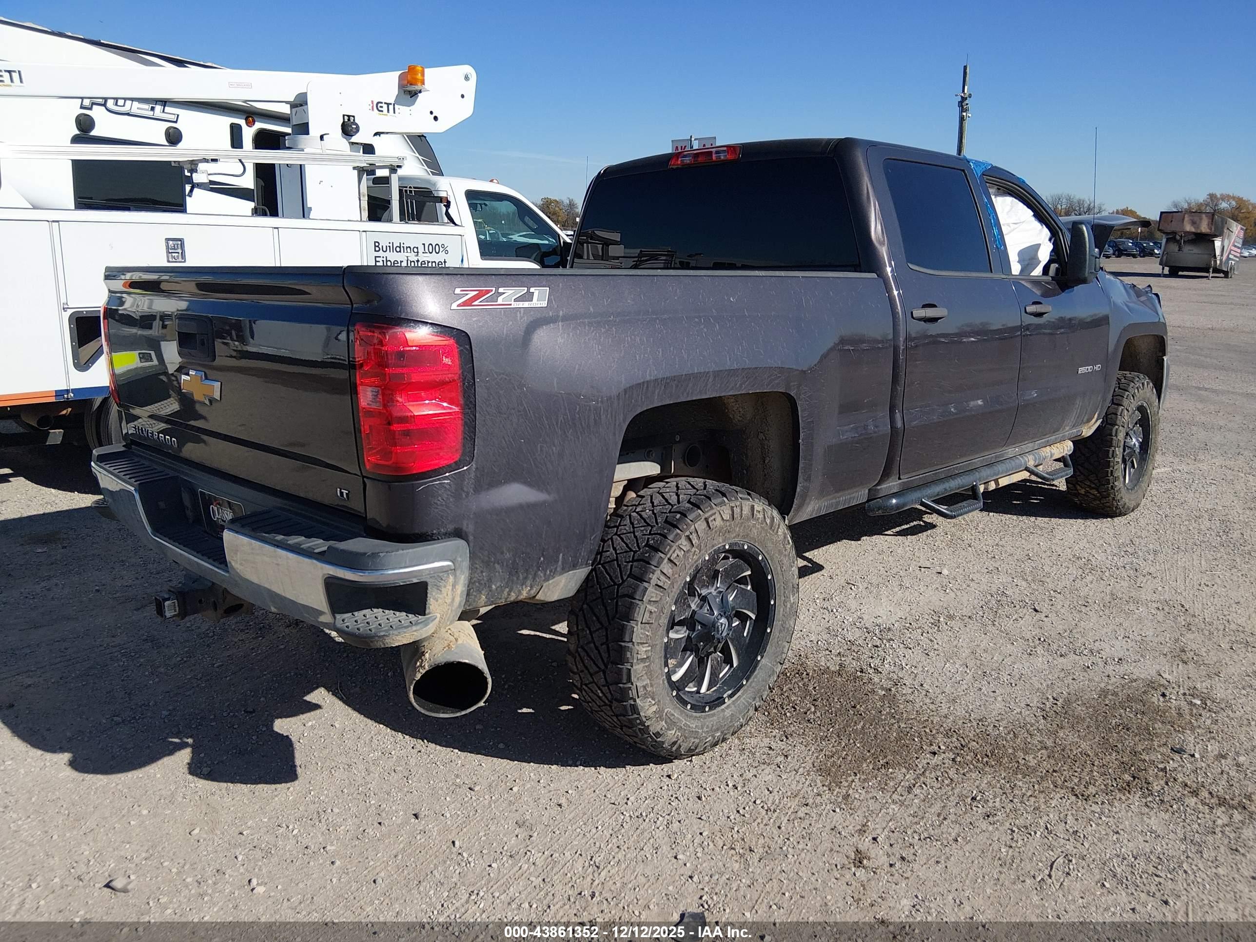 CHEVROLET SILVERADO image 4