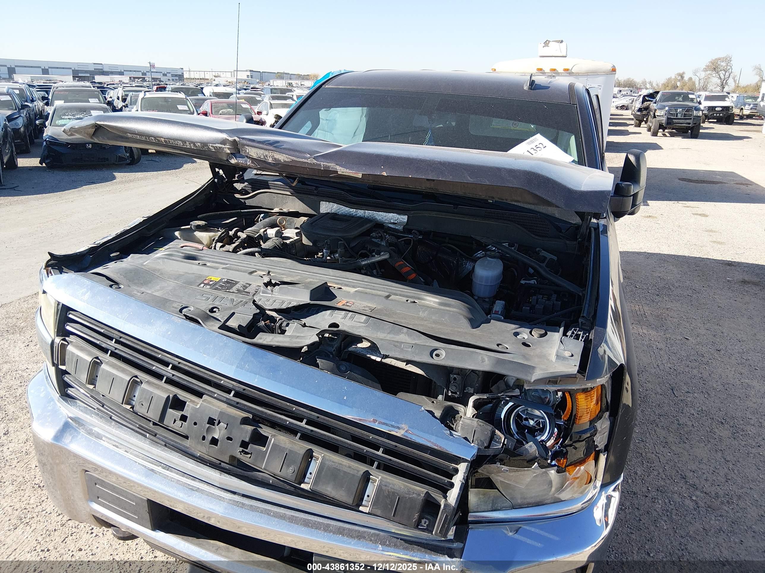 CHEVROLET SILVERADO image 6