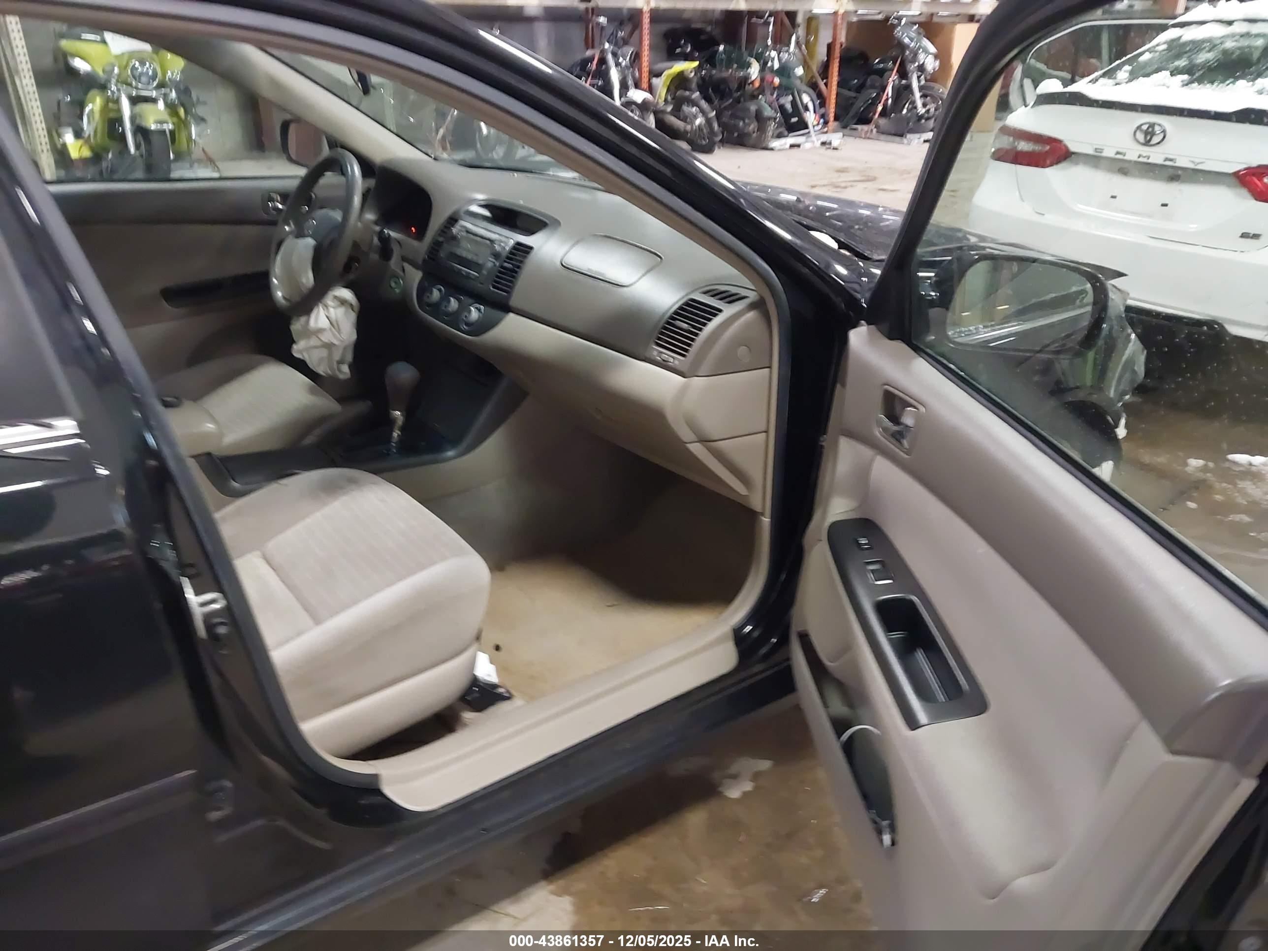 TOYOTA CAMRY image 5