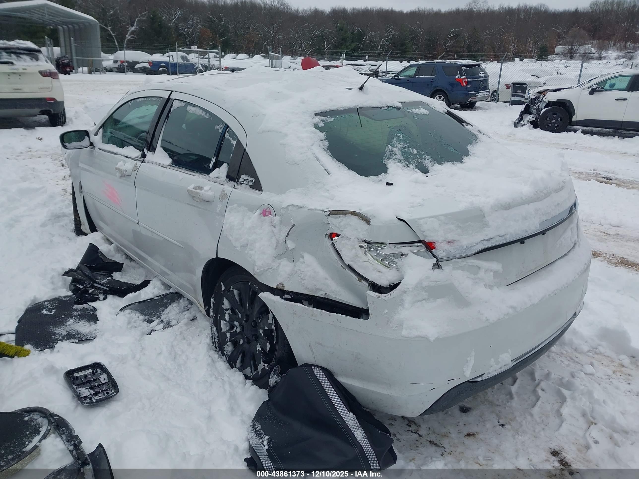 CHRYSLER 200 image 3