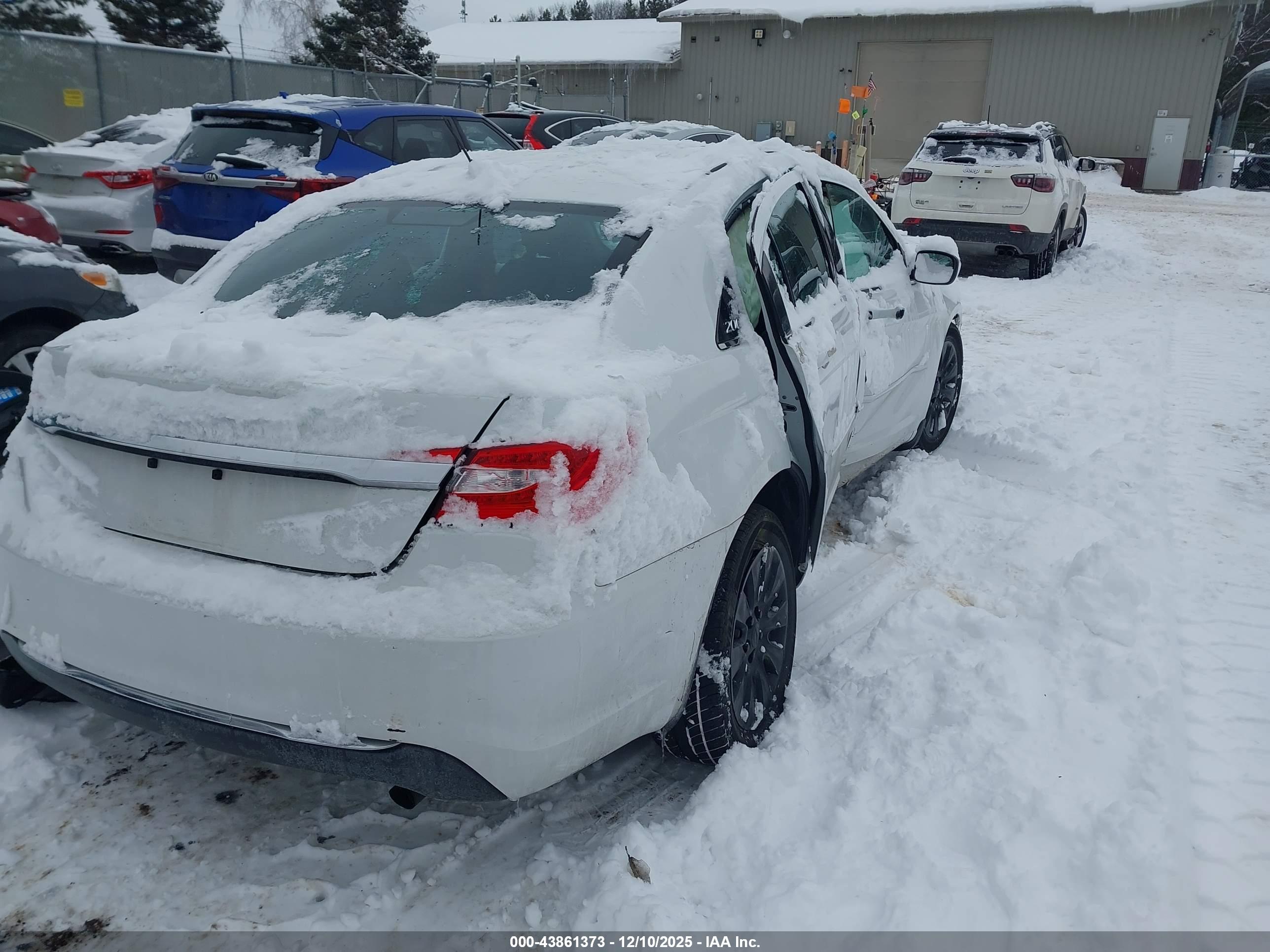 CHRYSLER 200 image 4