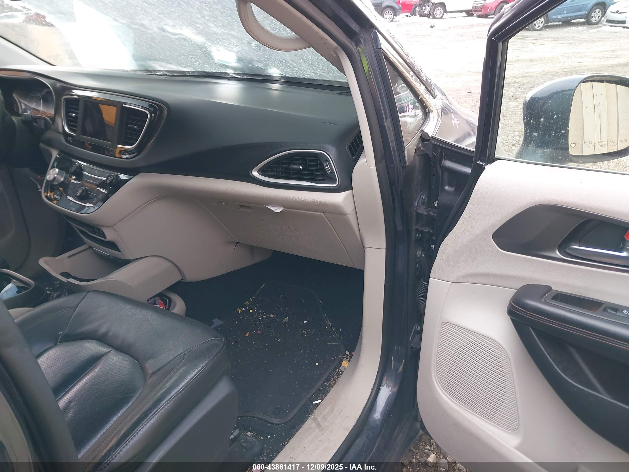 CHRYSLER PACIFICA image 5