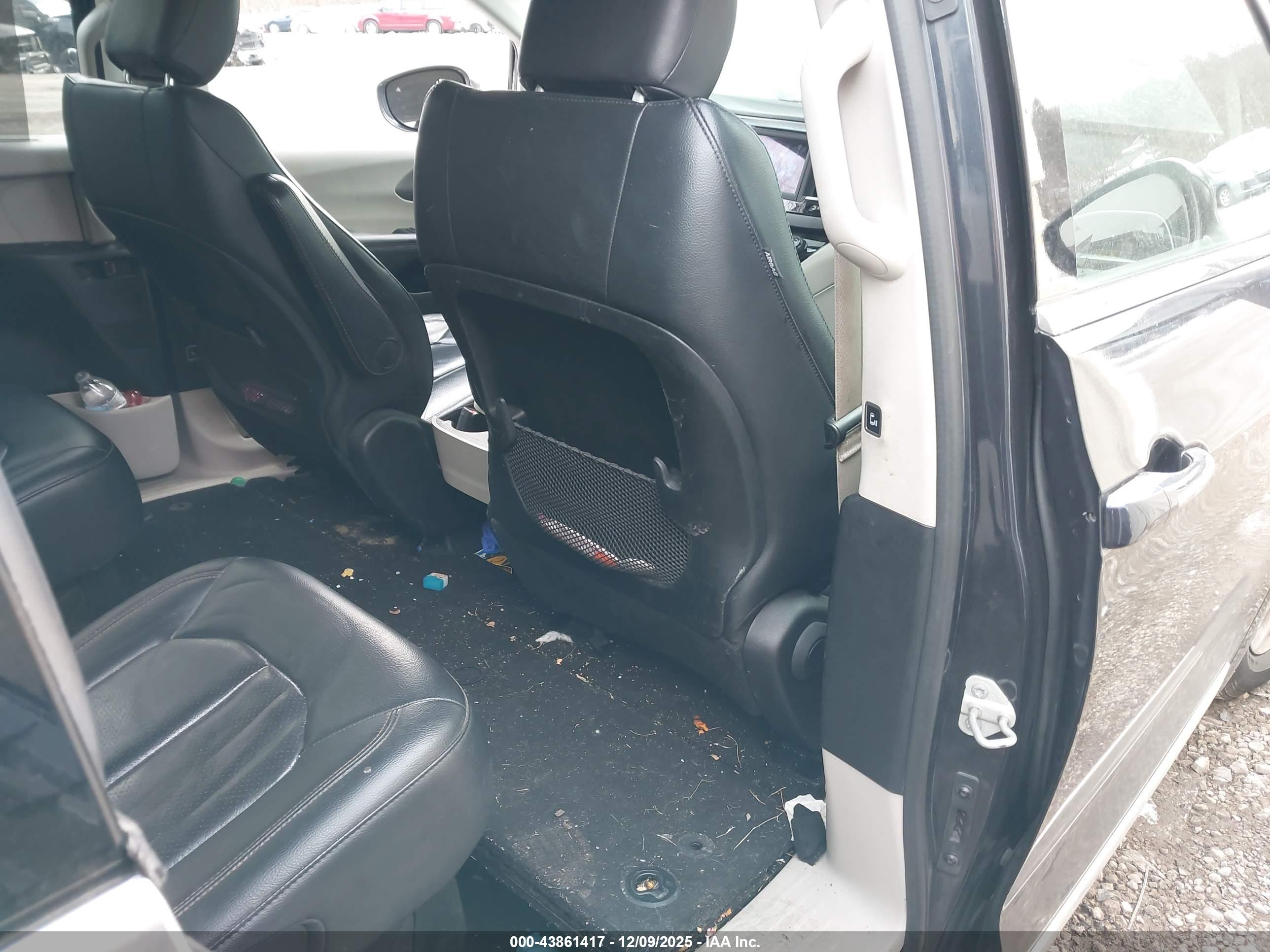 CHRYSLER PACIFICA image 8