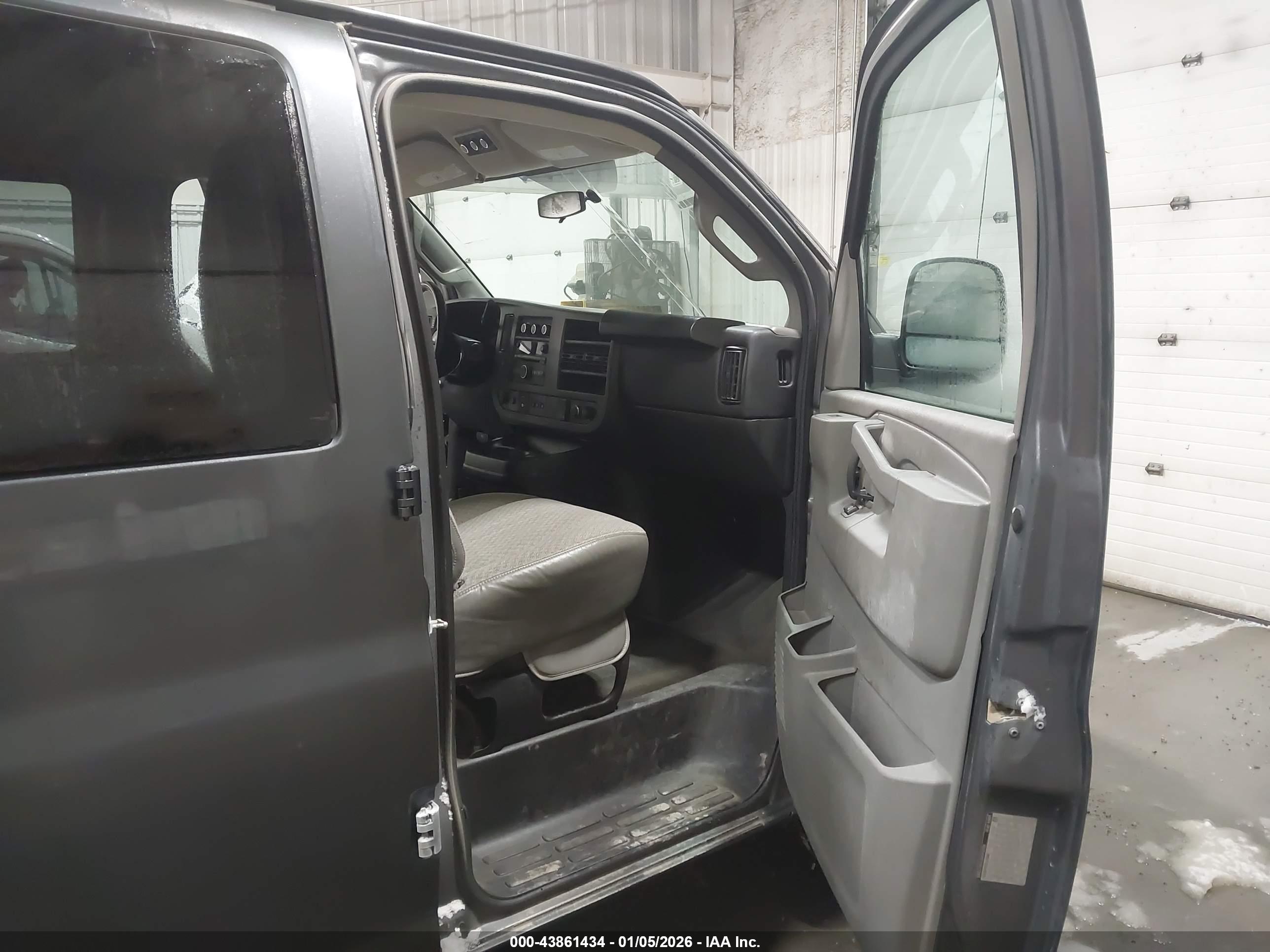CHEVROLET EXPRESS image 5