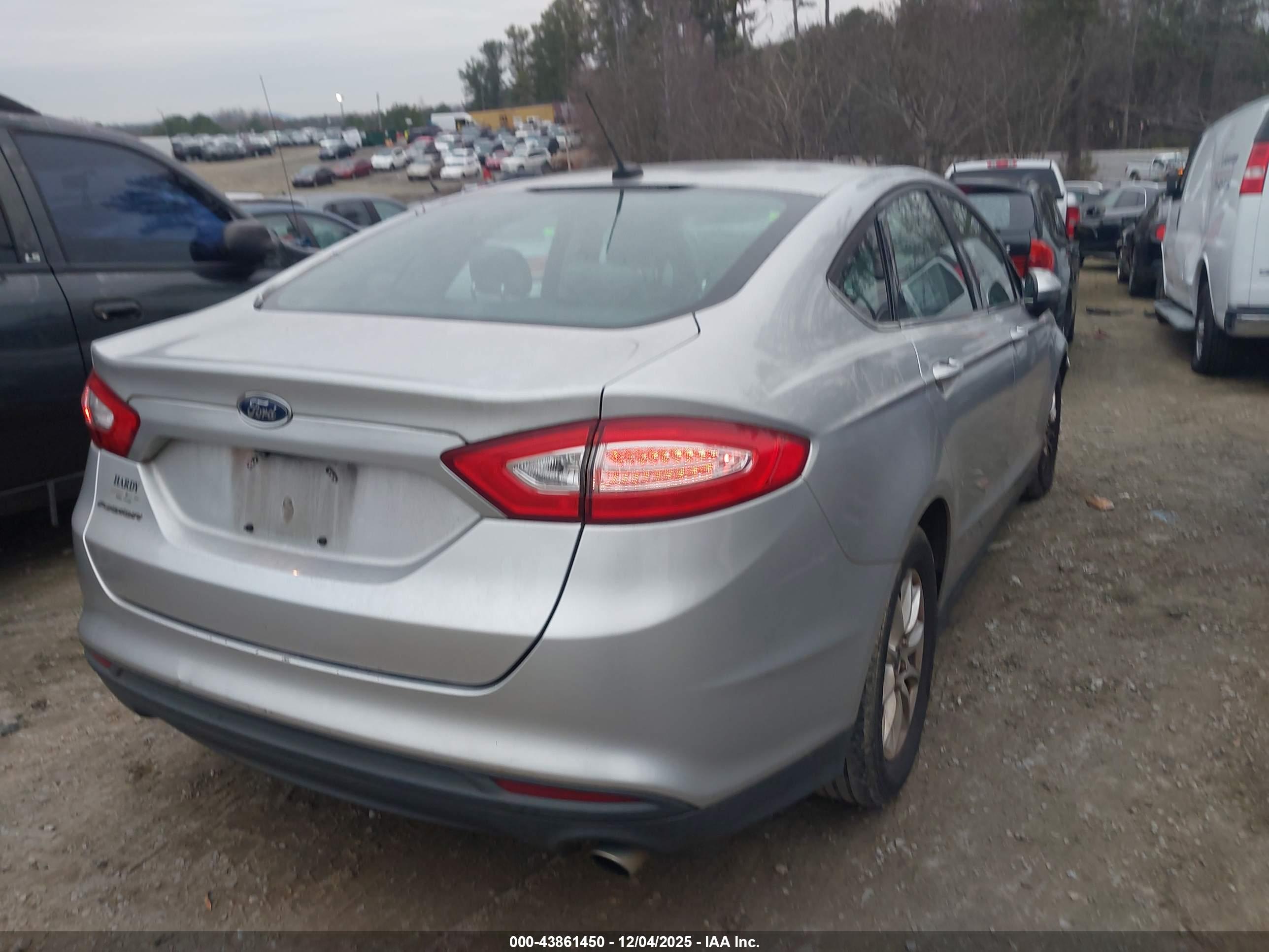 FORD FUSION image 4