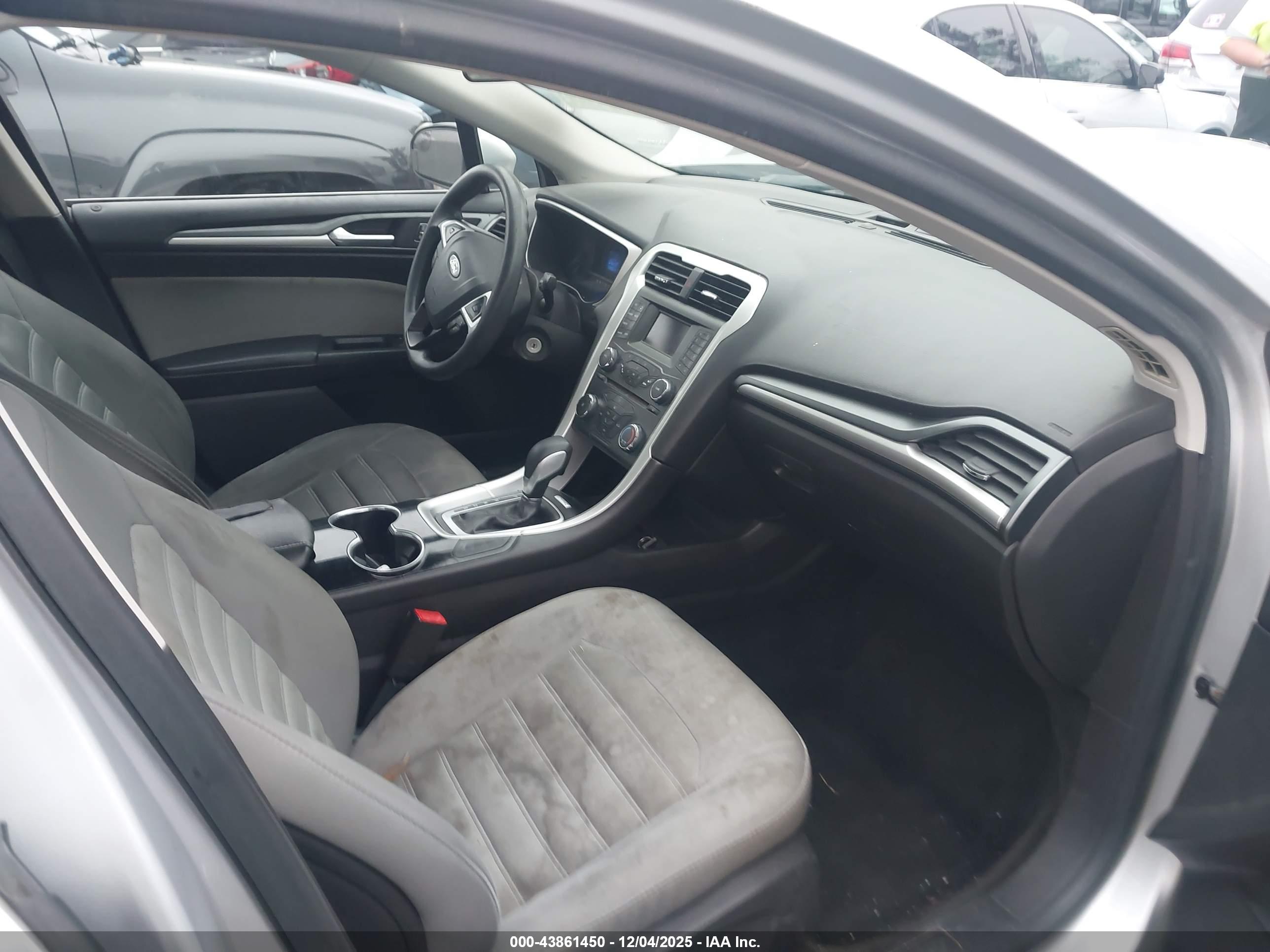 FORD FUSION image 5