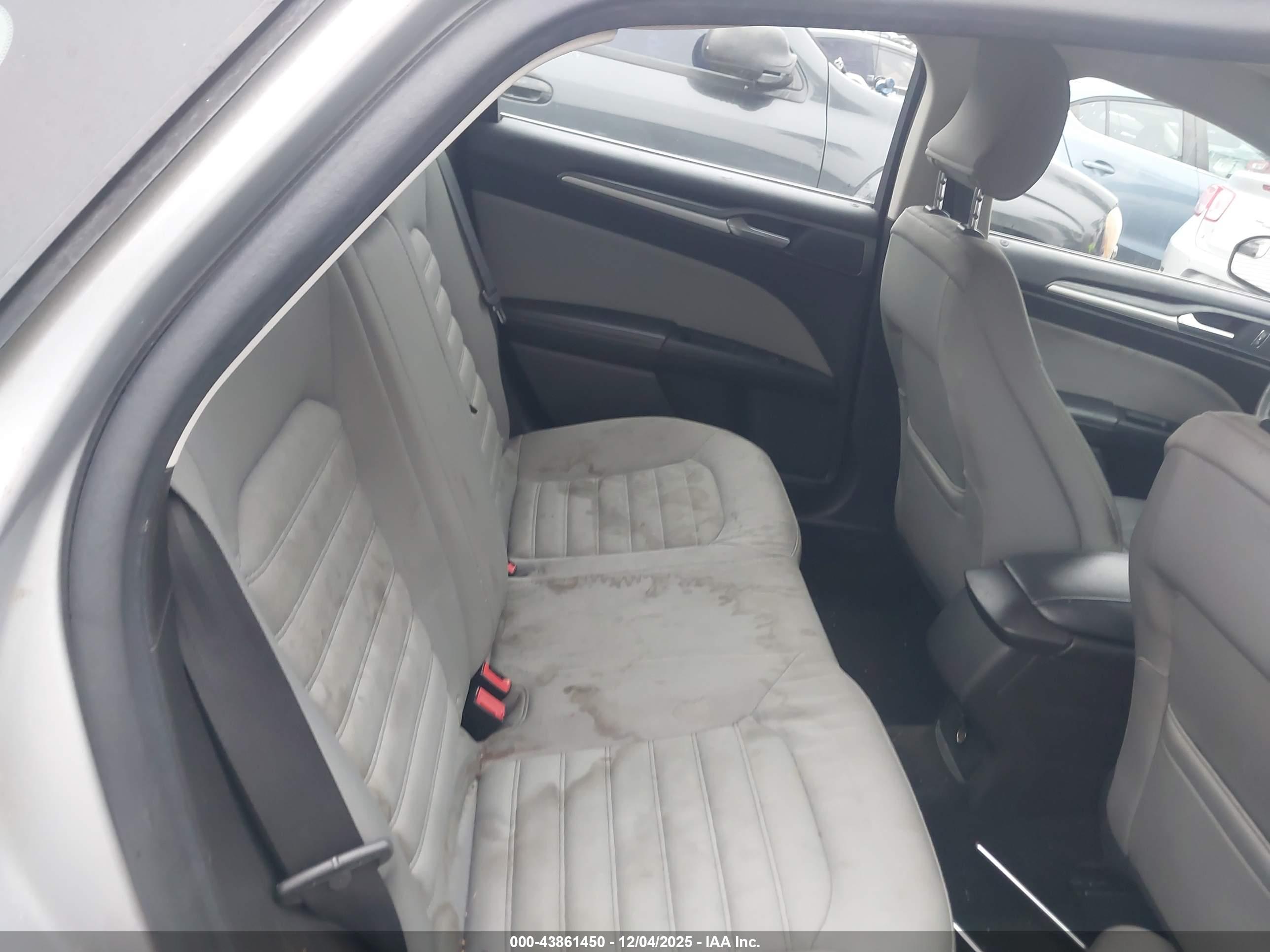 FORD FUSION image 8