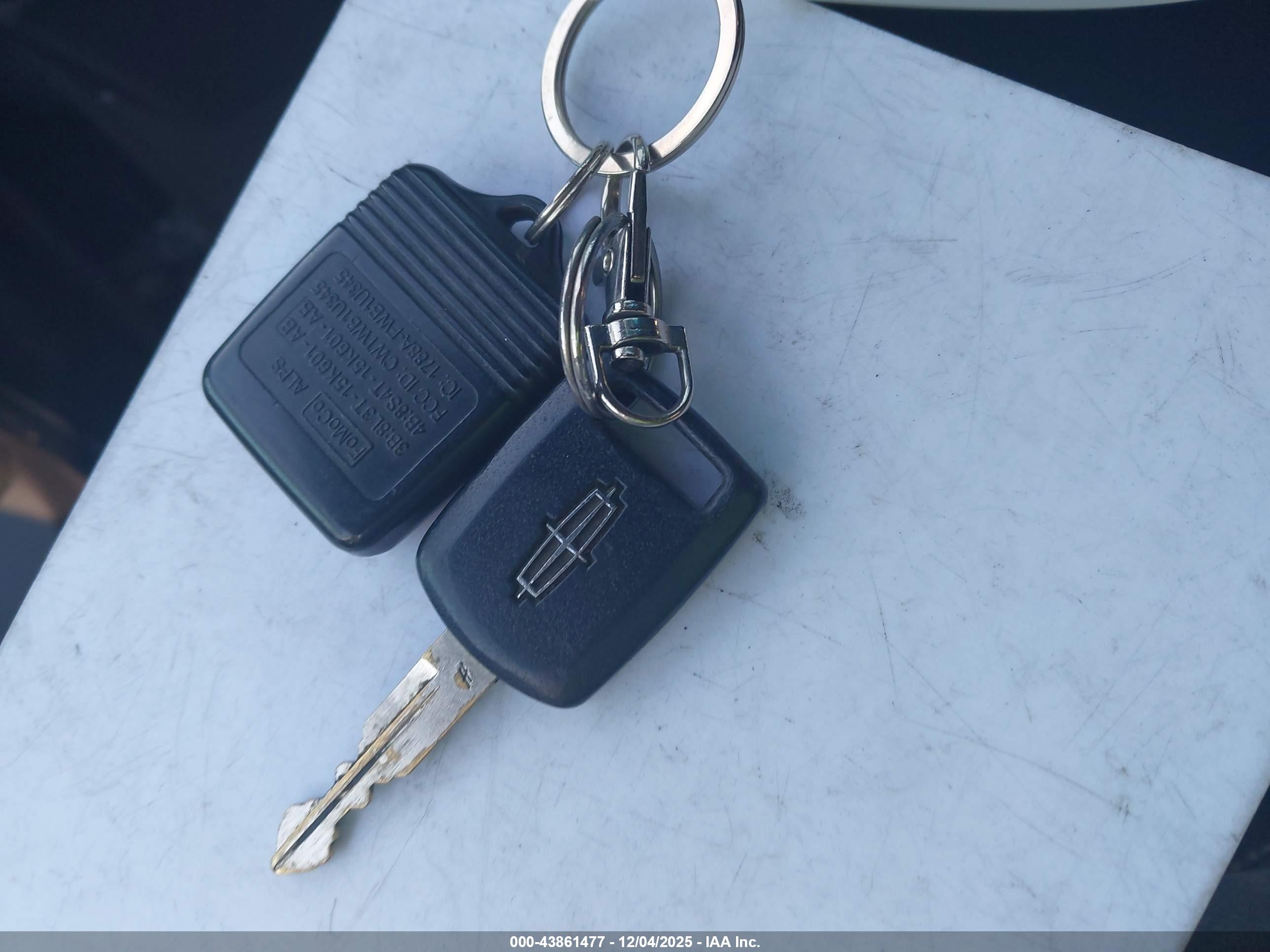 LINCOLN TOWN image 11