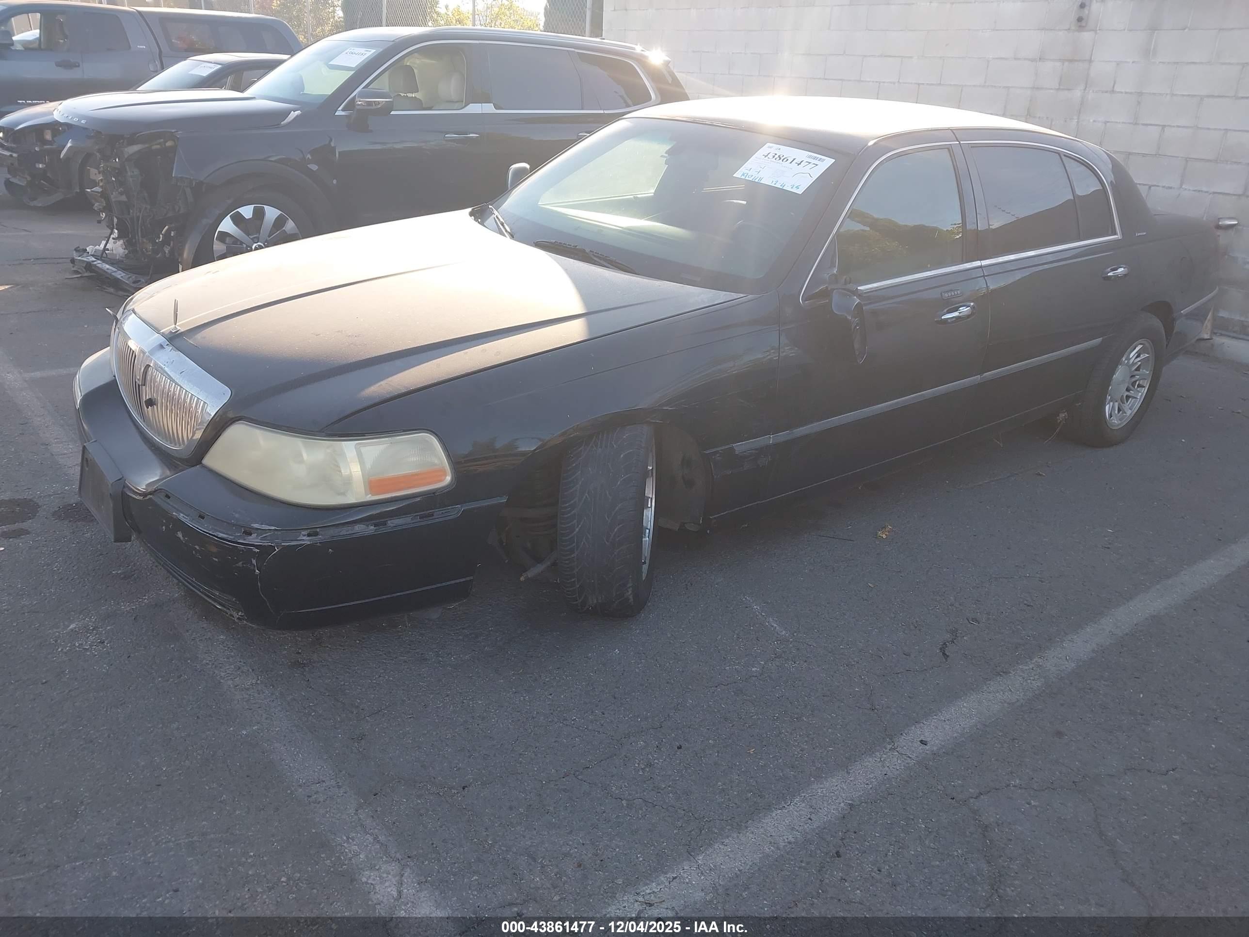 LINCOLN TOWN image 2