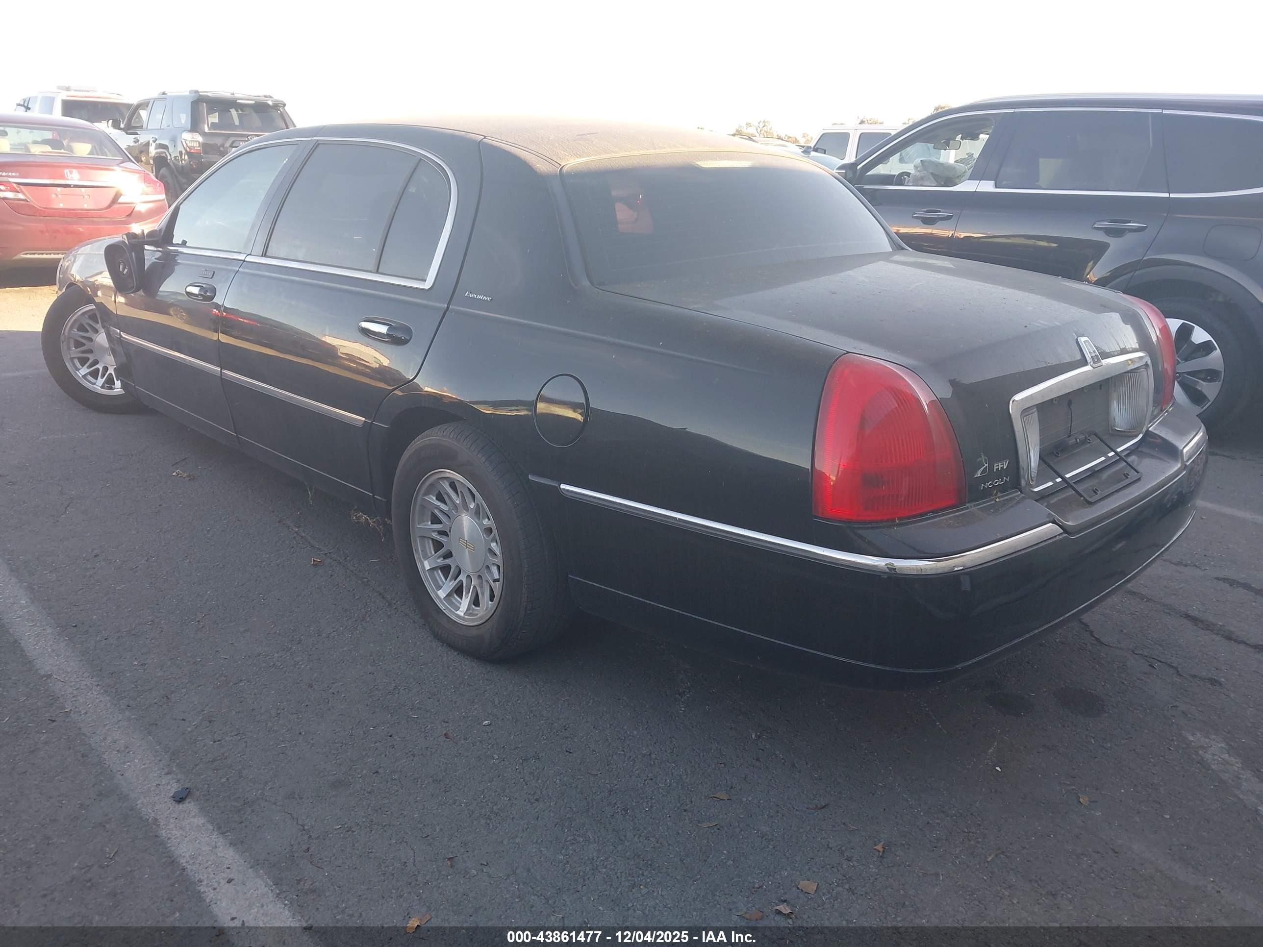 LINCOLN TOWN image 3
