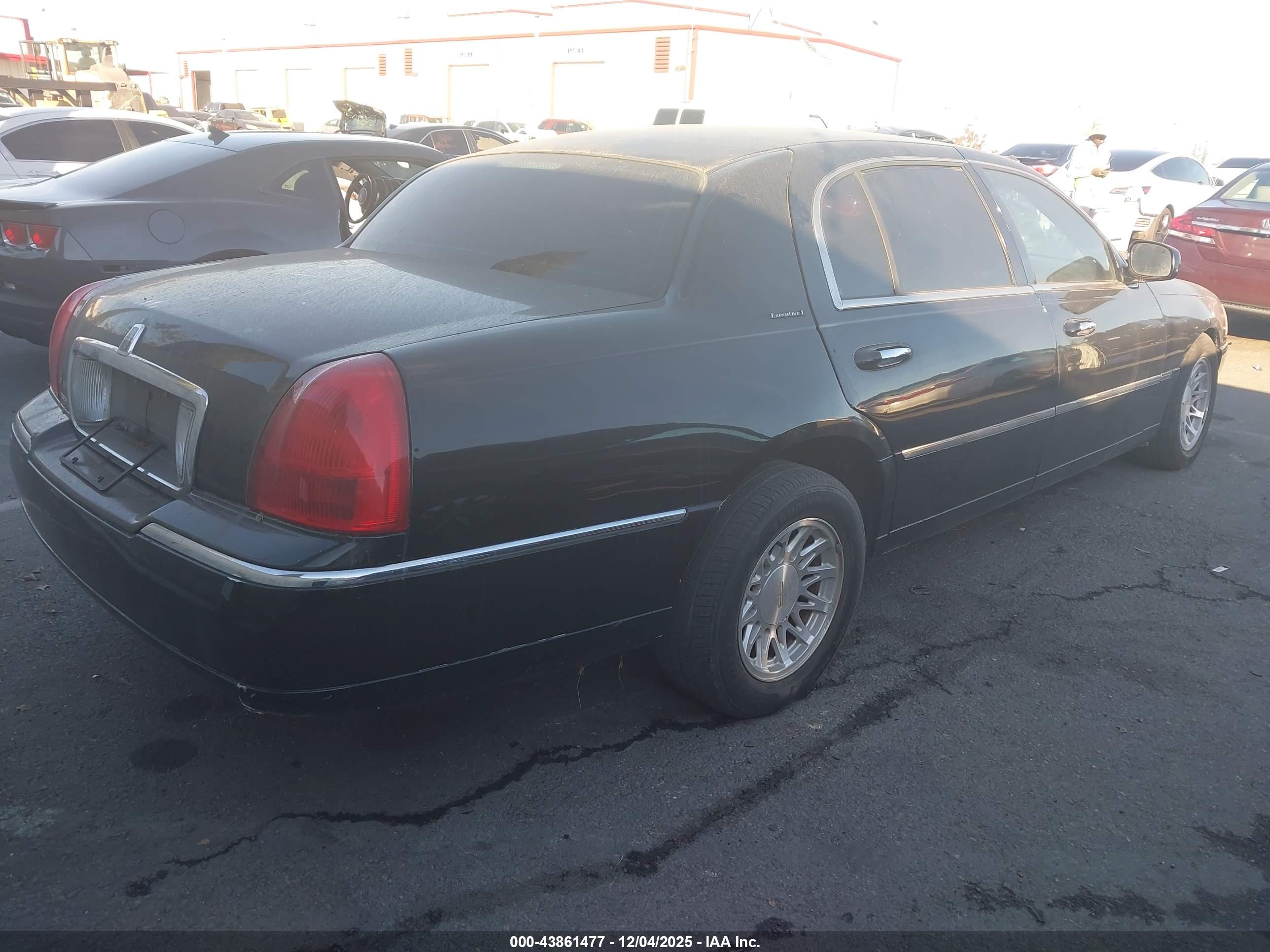 LINCOLN TOWN image 4