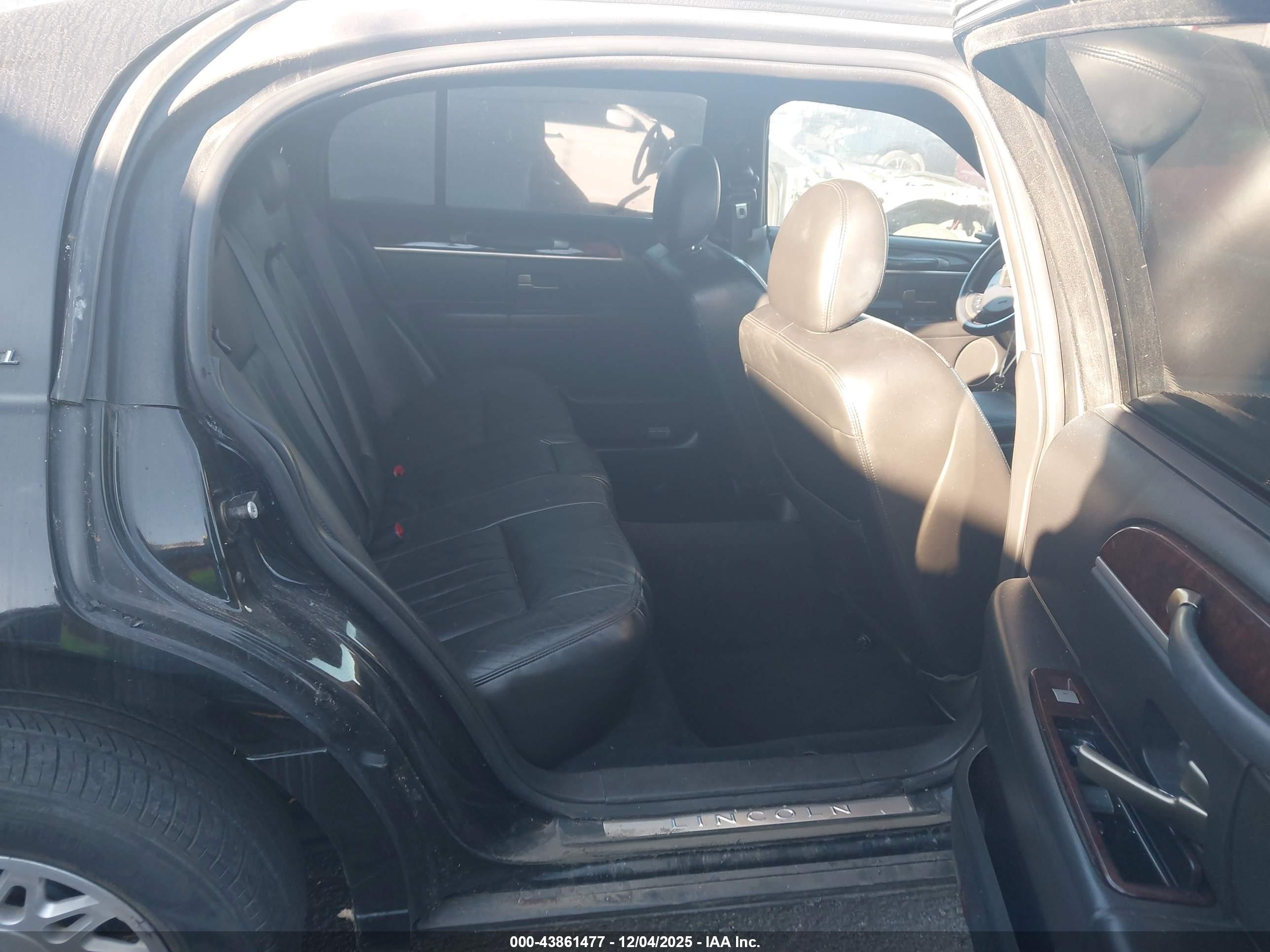 LINCOLN TOWN image 8