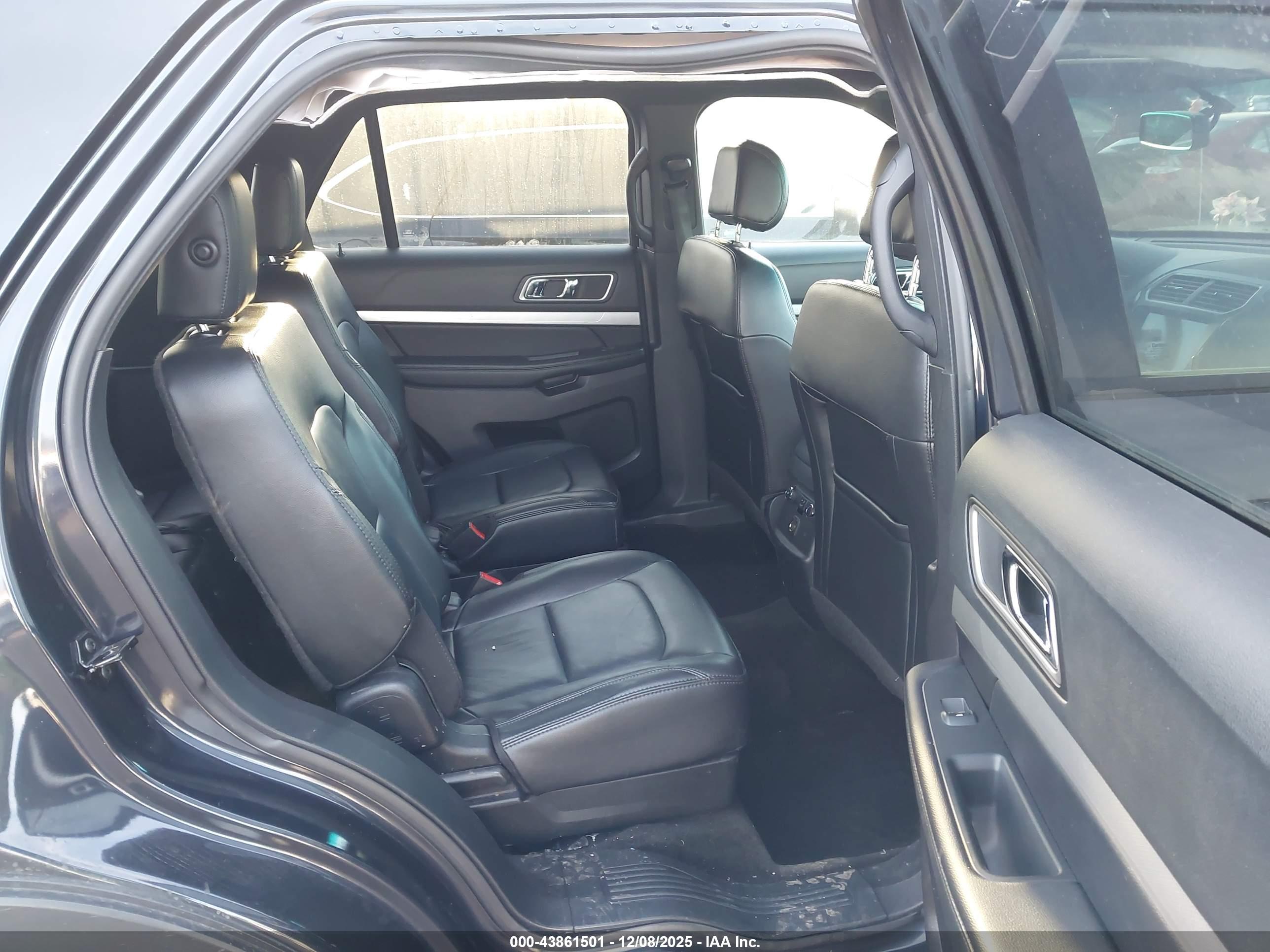 FORD EXPLORER image 8