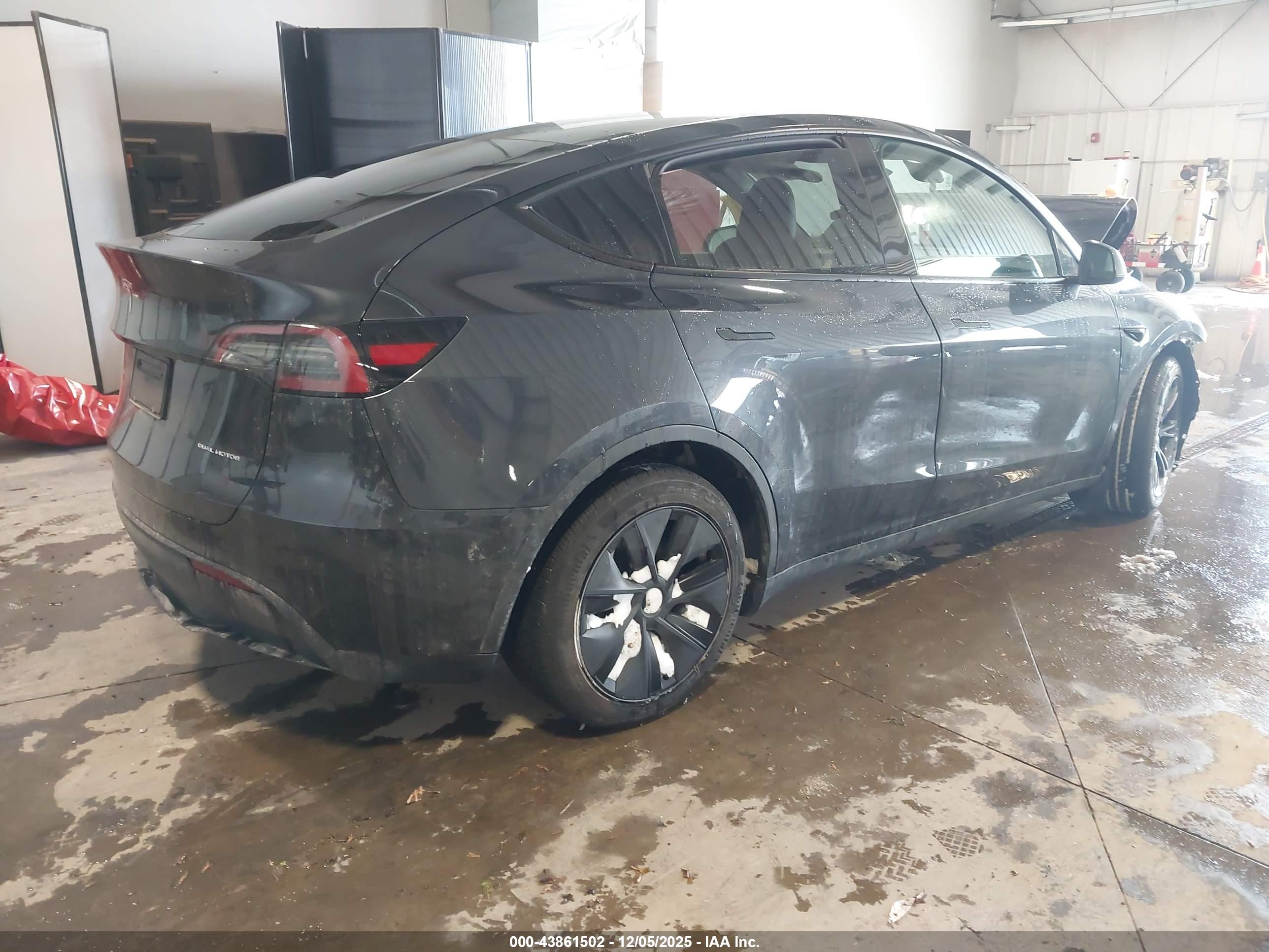 TESLA MODEL image 4
