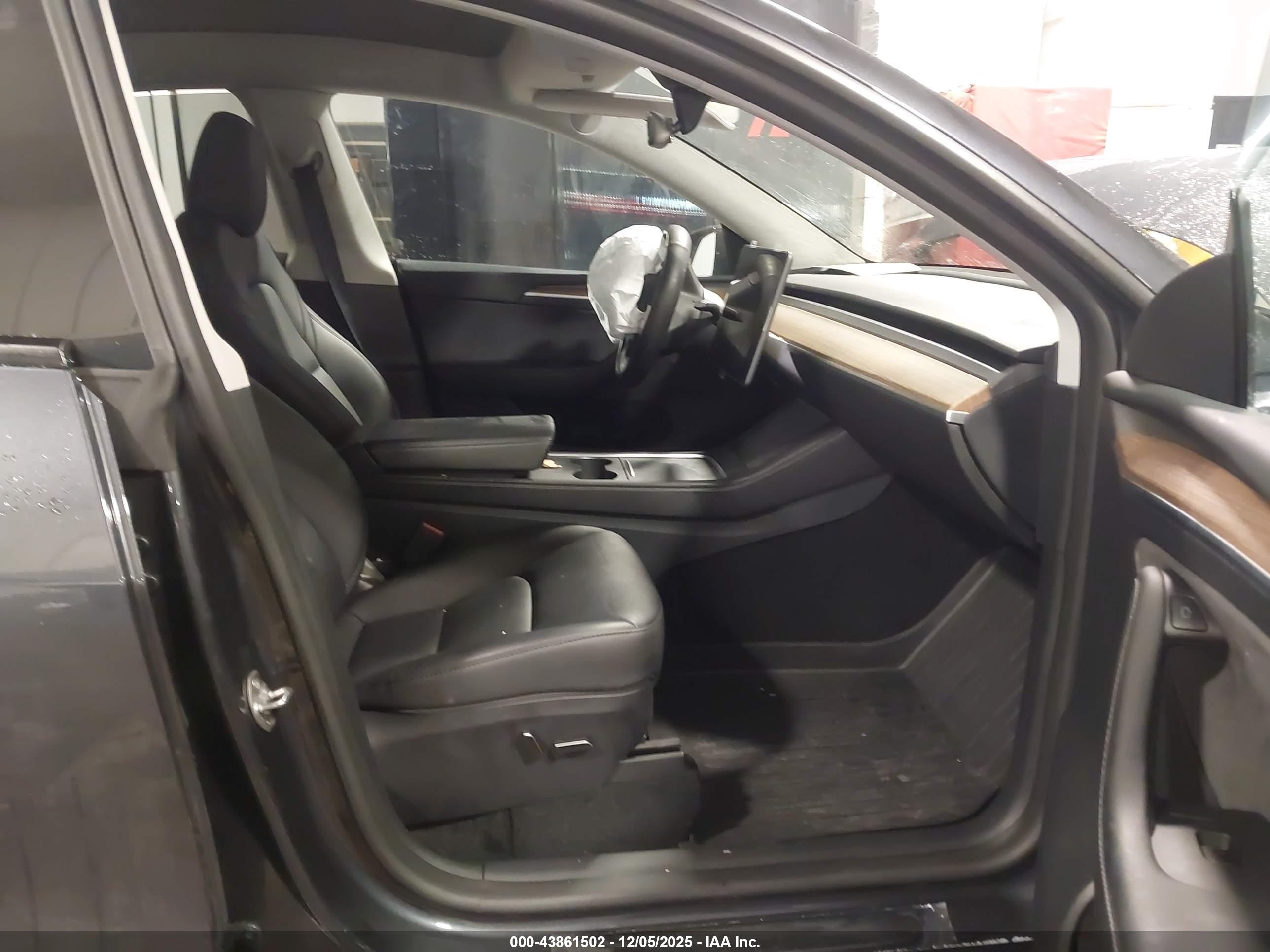 TESLA MODEL image 5