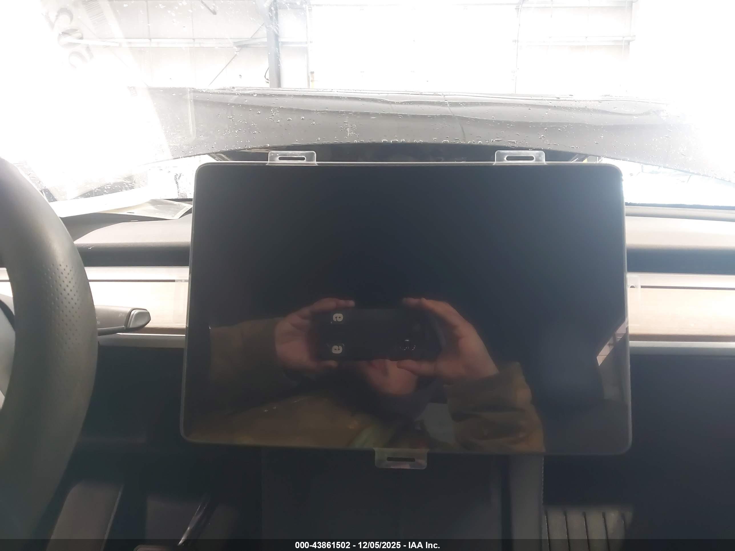 TESLA MODEL image 7