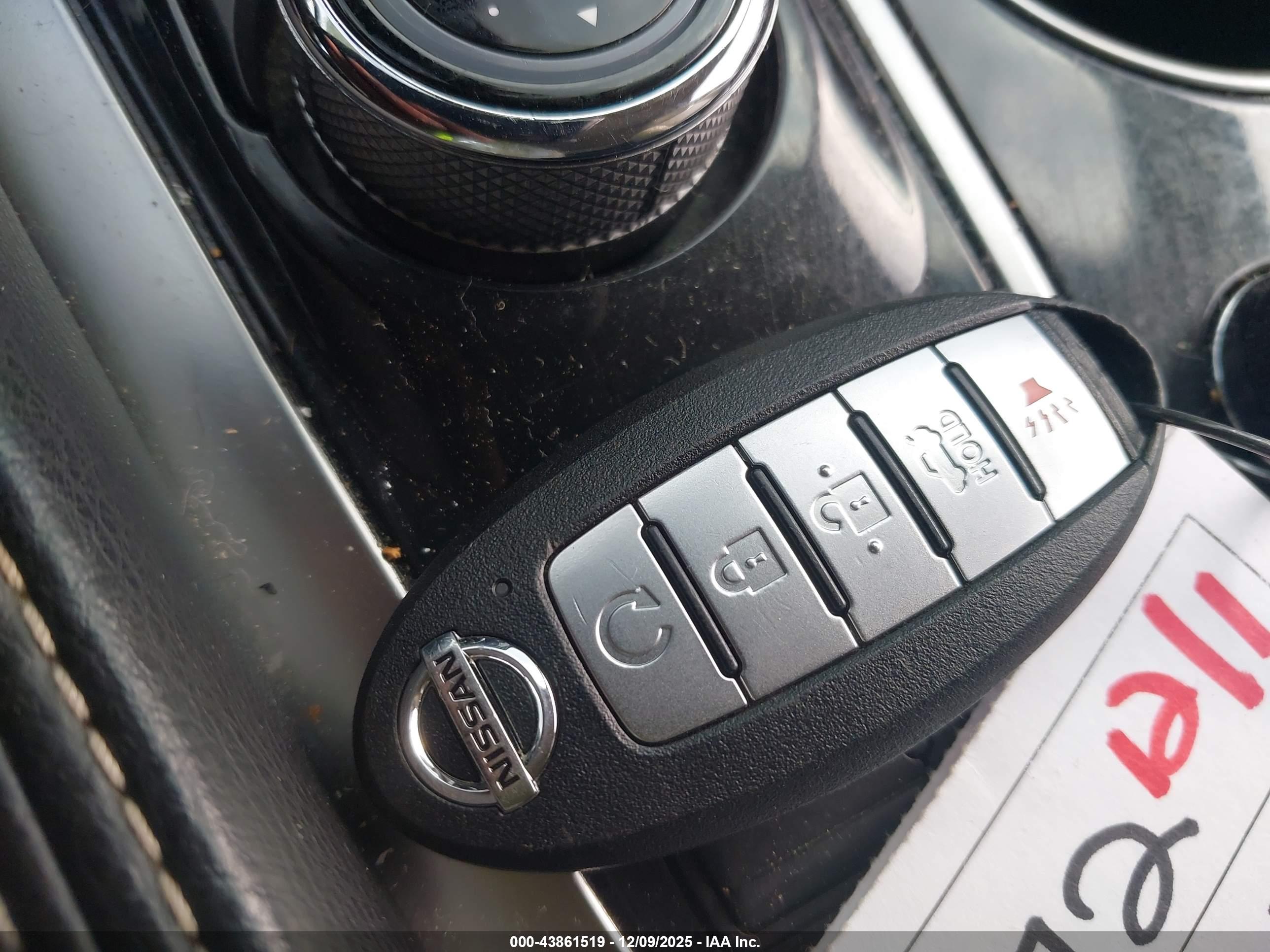 NISSAN MAXIMA image 11