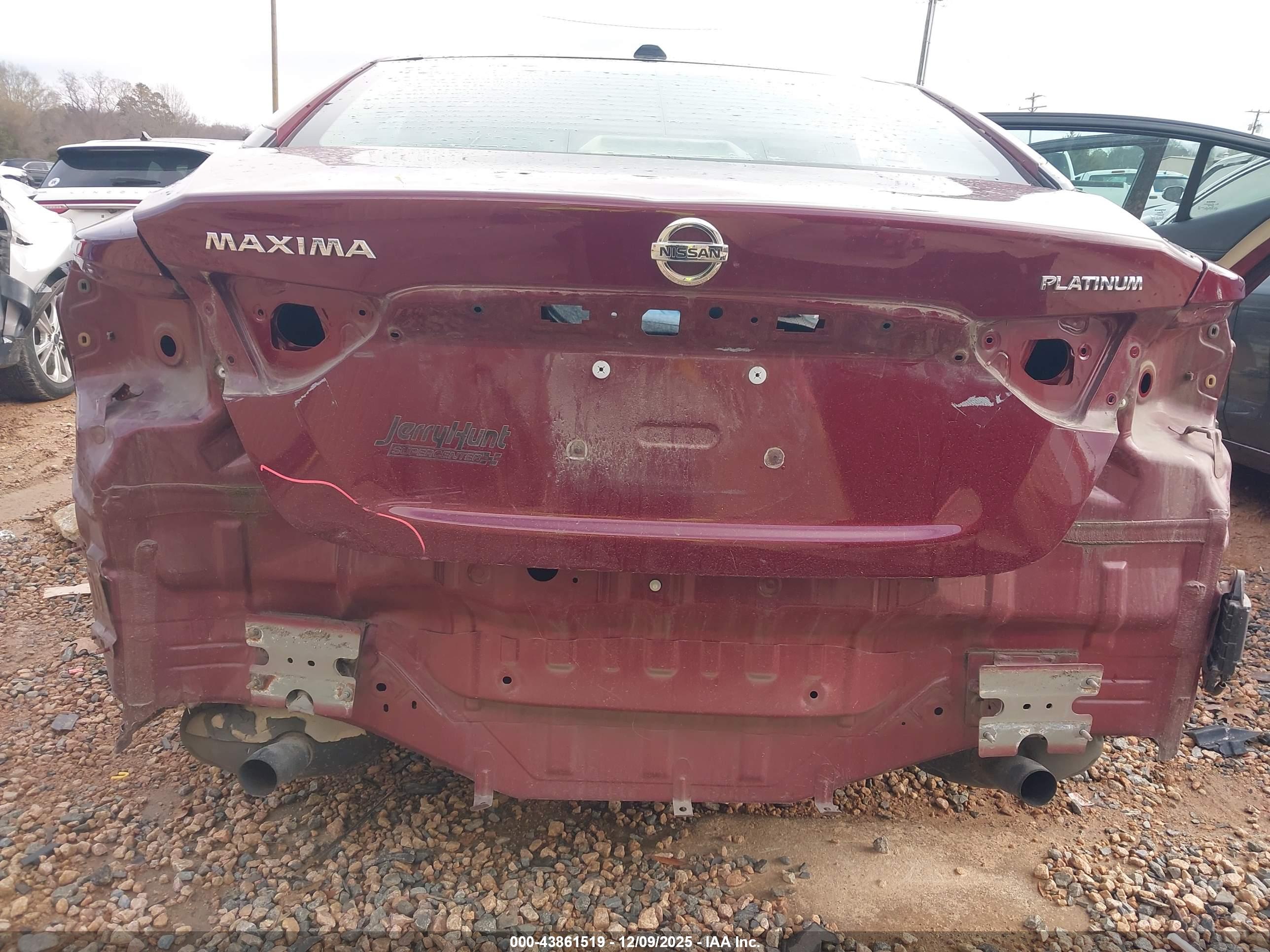 NISSAN MAXIMA image 6
