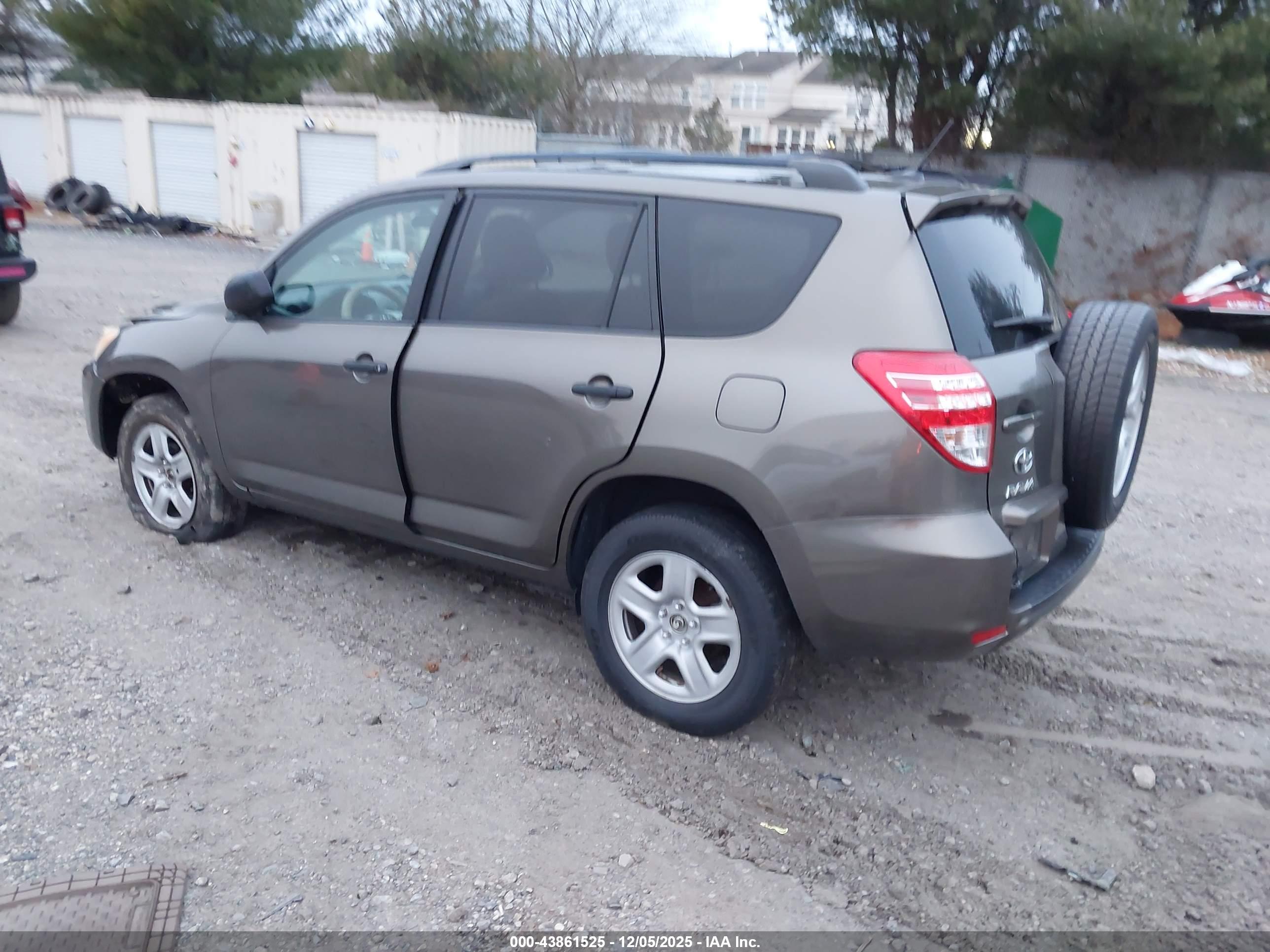 TOYOTA RAV4 image 3