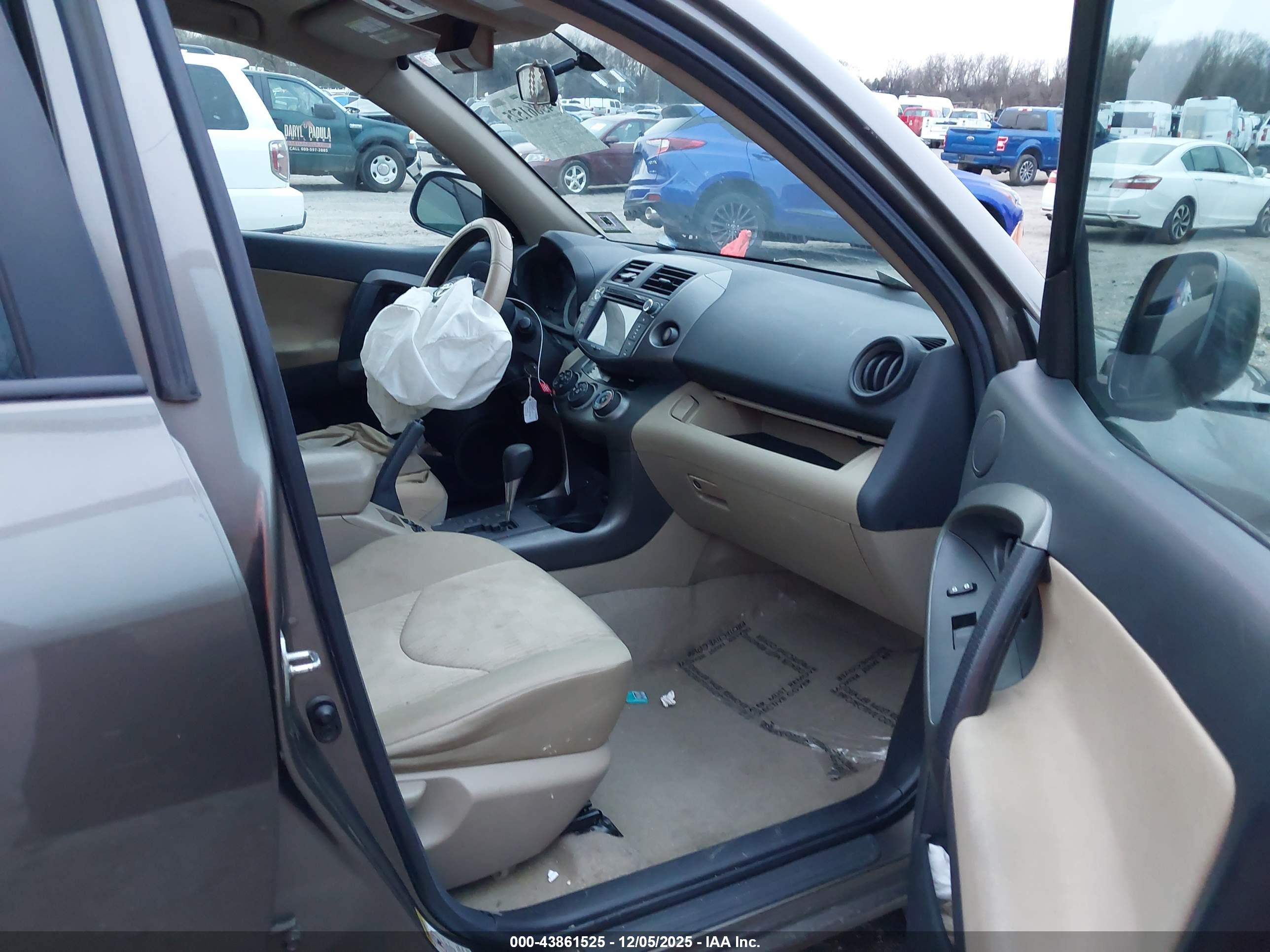 TOYOTA RAV4 image 5