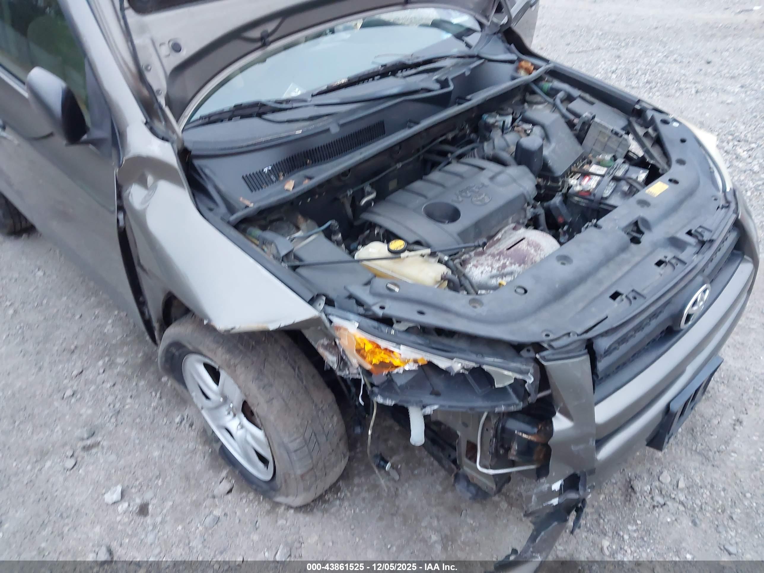TOYOTA RAV4 image 6