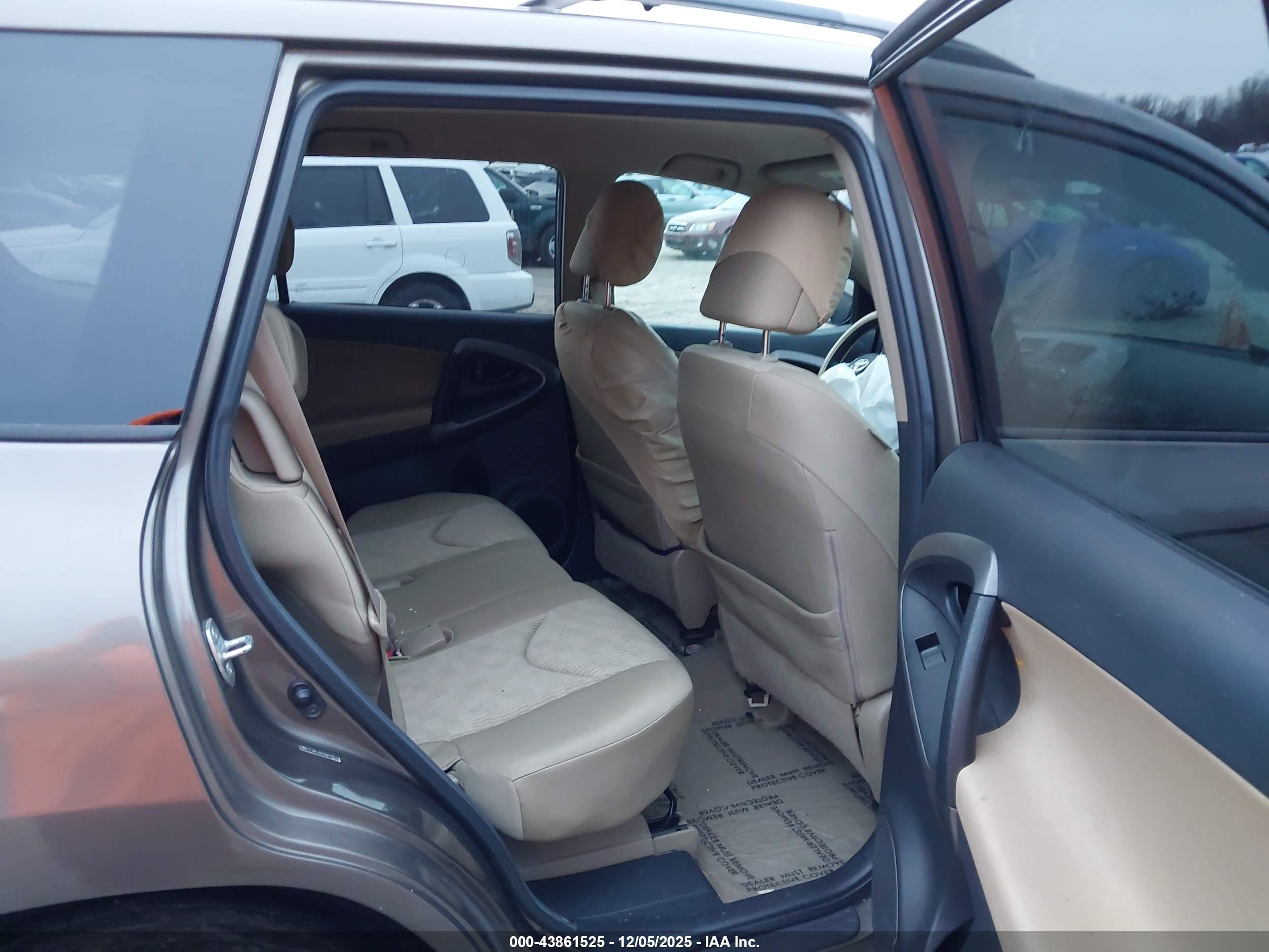 TOYOTA RAV4 image 8