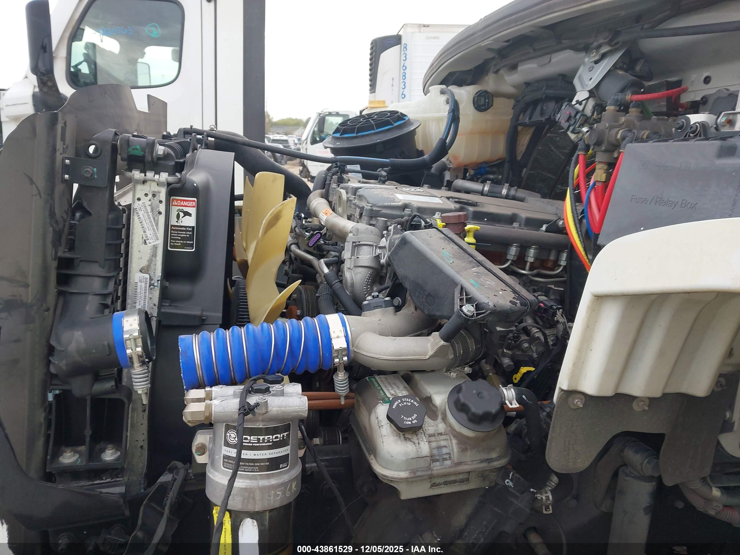FREIGHTLINER M2 image 10