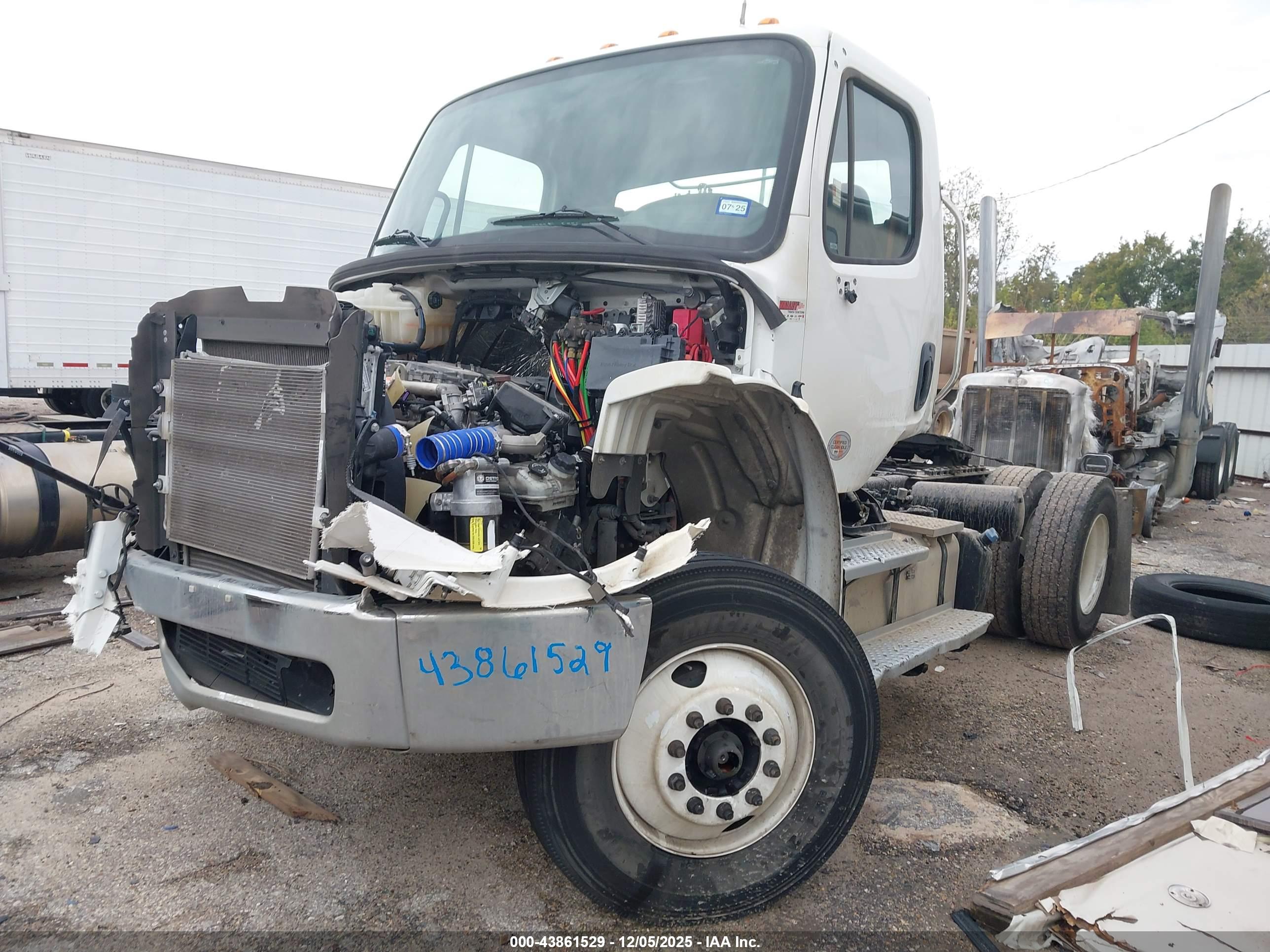 FREIGHTLINER M2 image 2