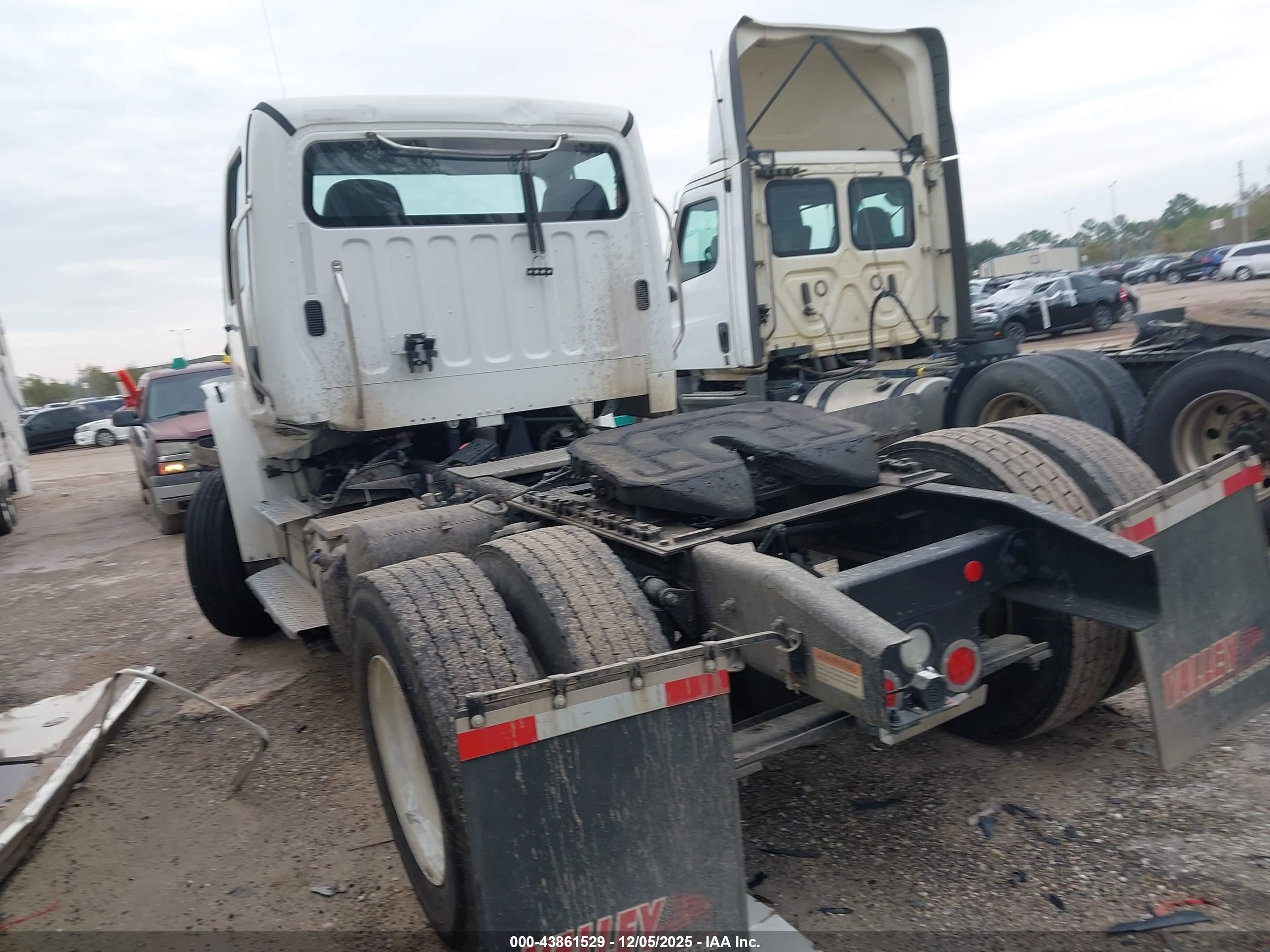 FREIGHTLINER M2 image 3