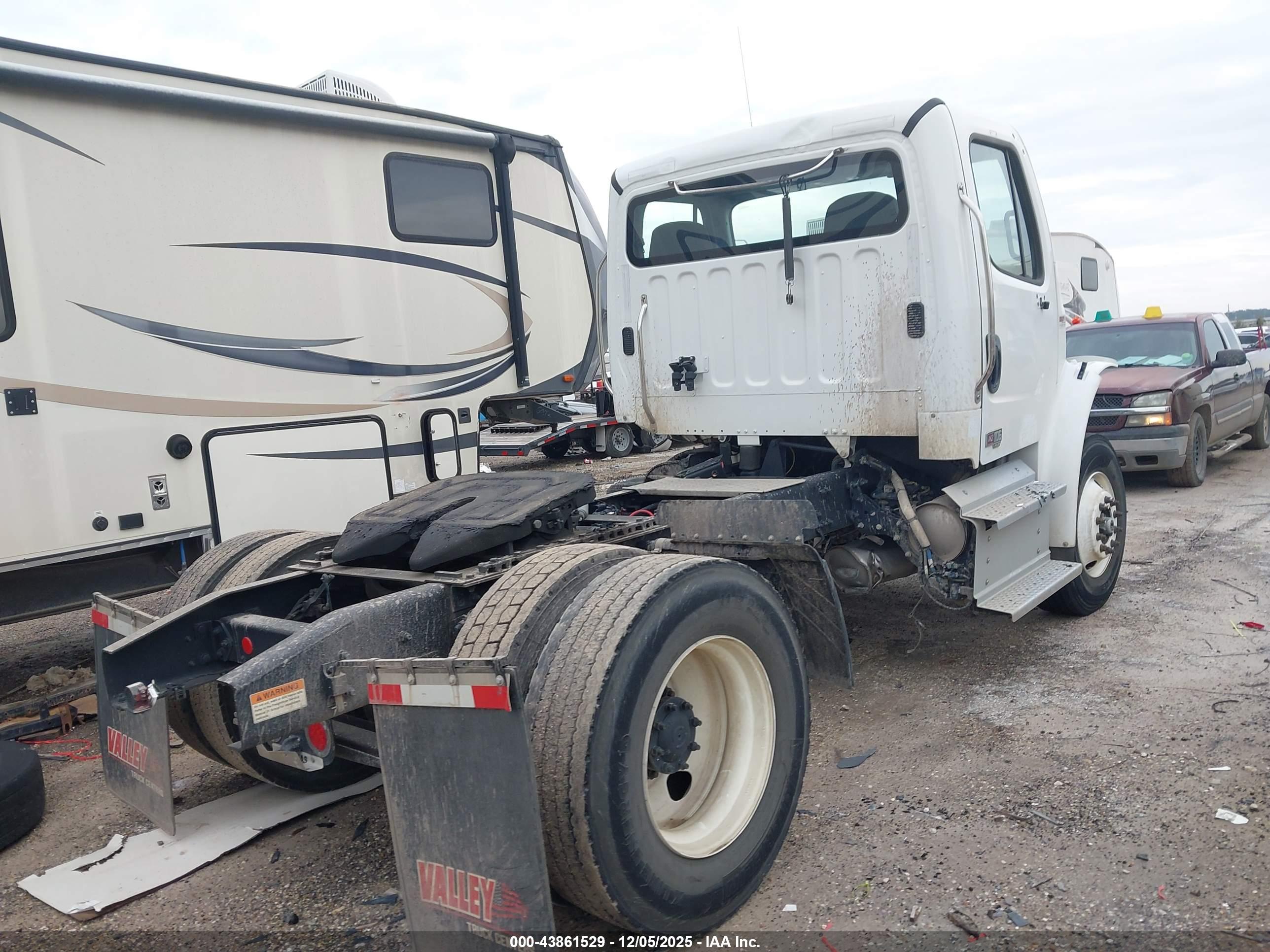 FREIGHTLINER M2 image 4