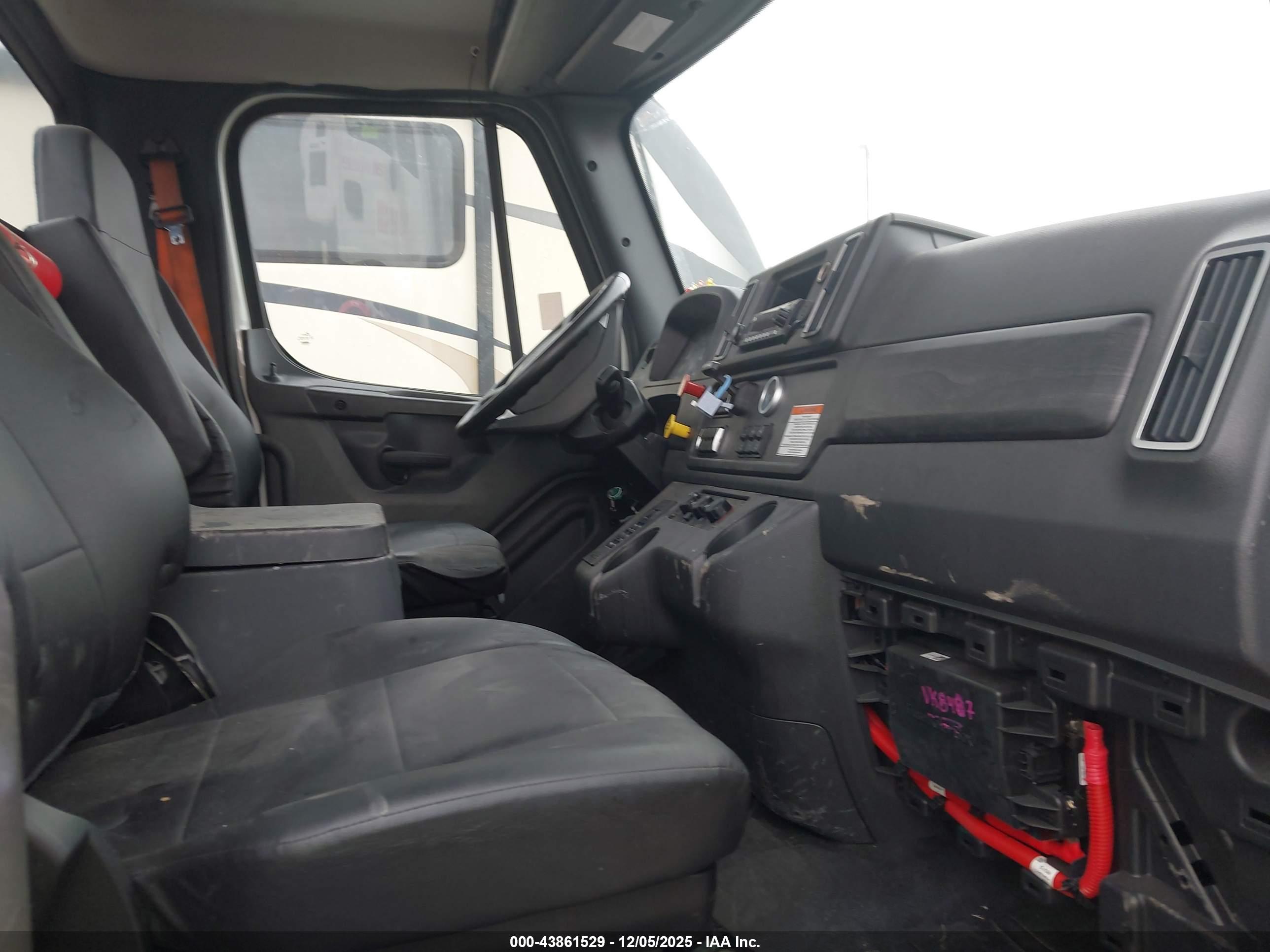 FREIGHTLINER M2 image 7