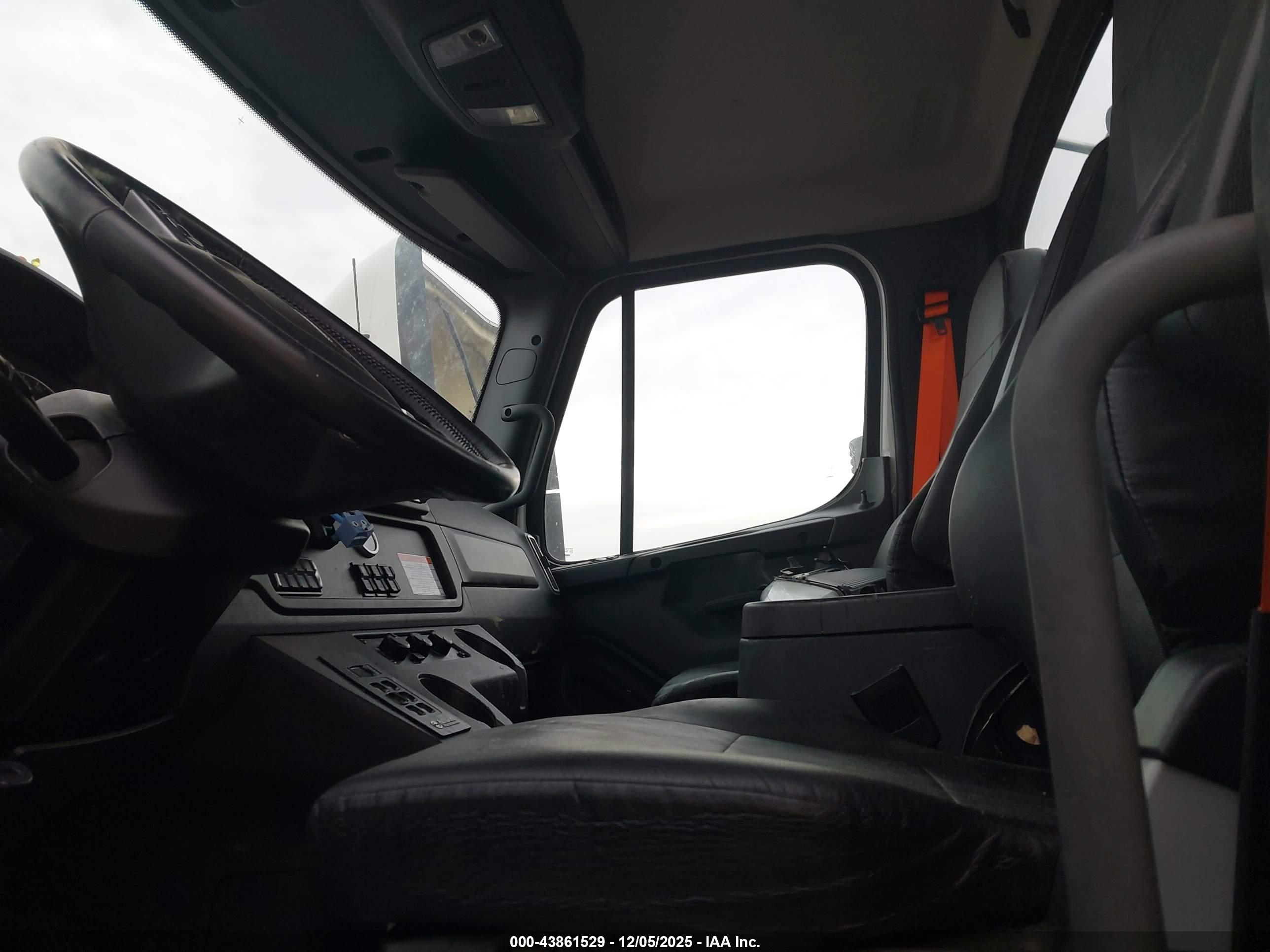 FREIGHTLINER M2 image 8