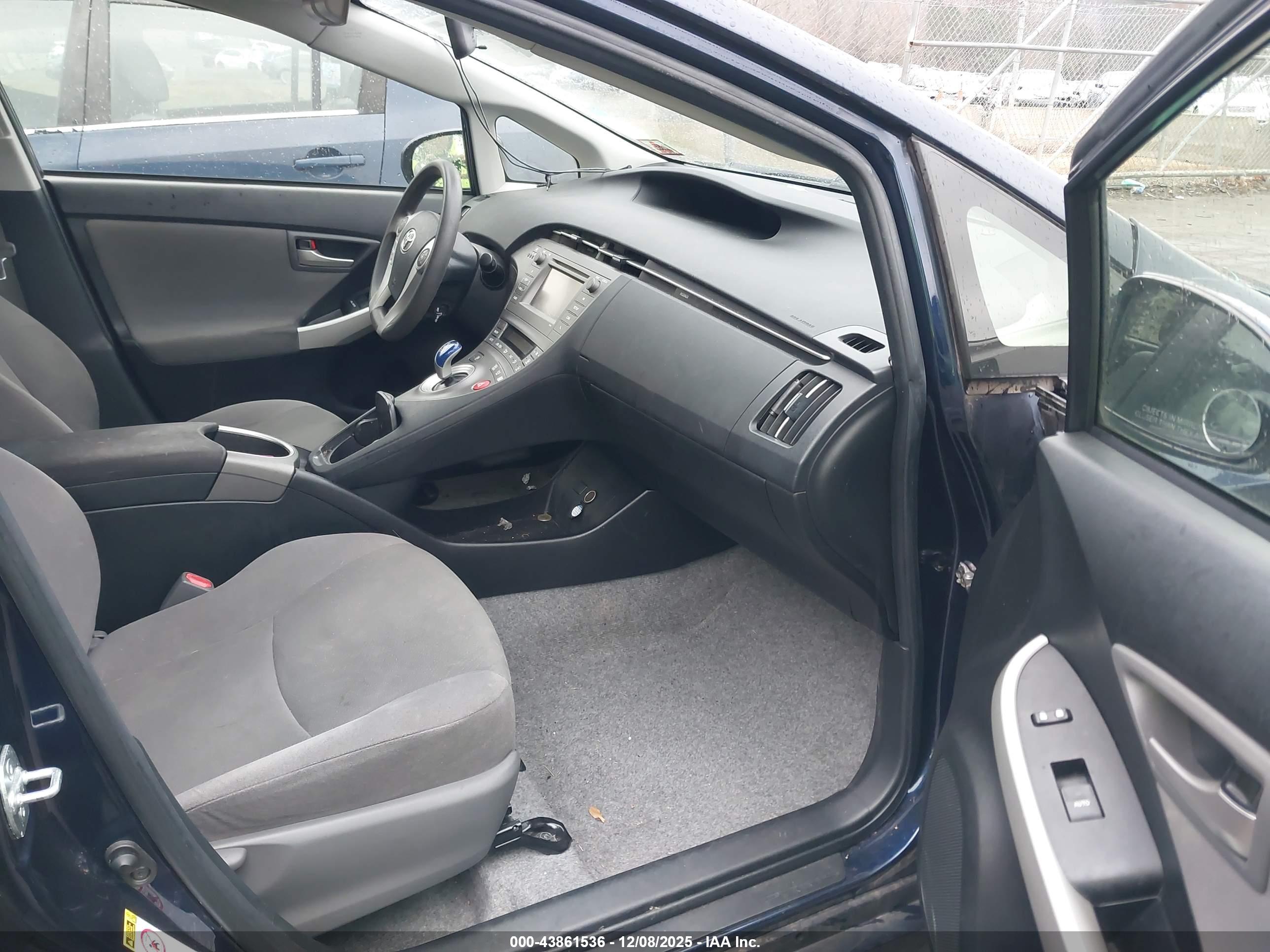 TOYOTA PRIUS image 5