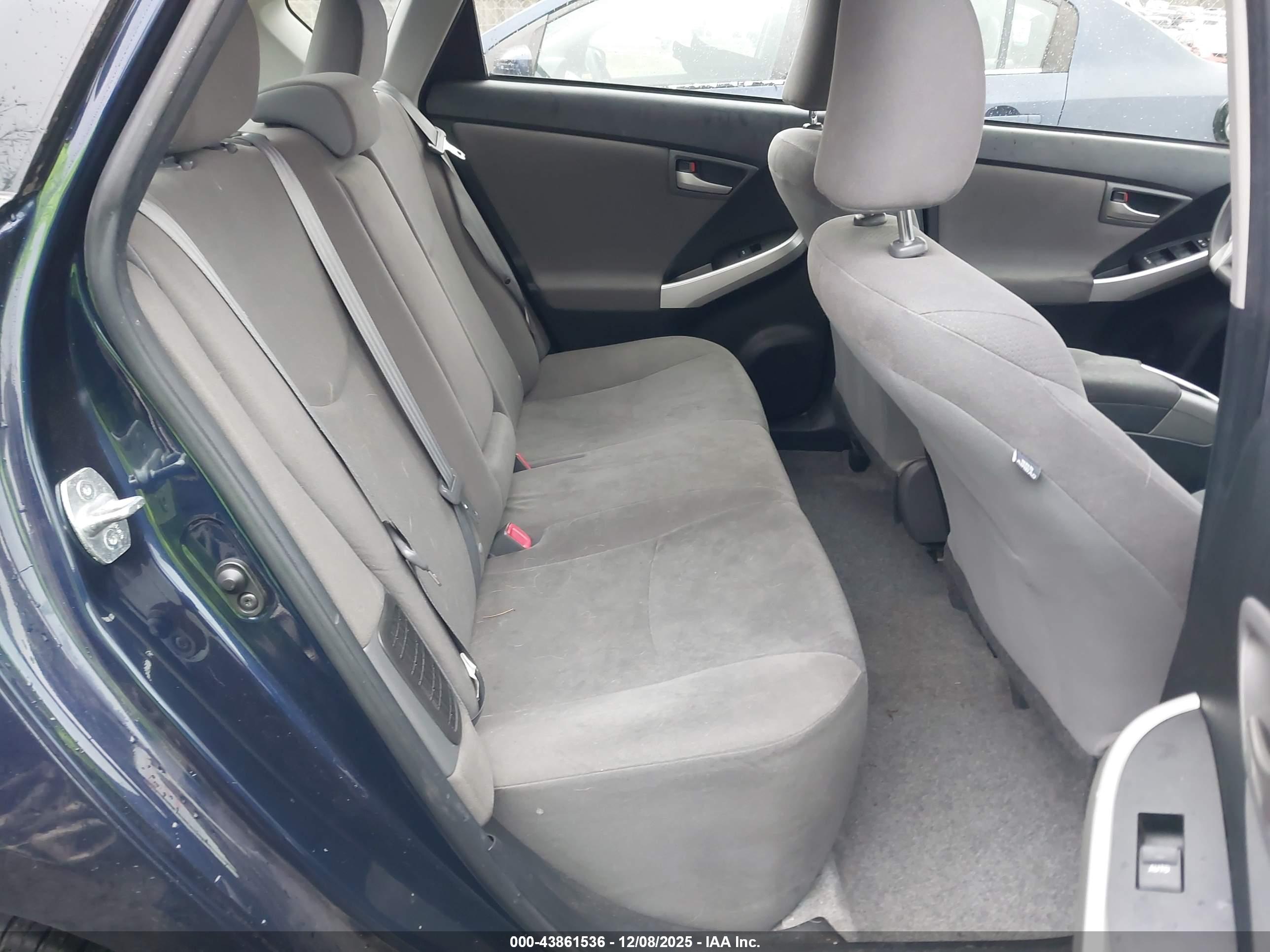 TOYOTA PRIUS image 8