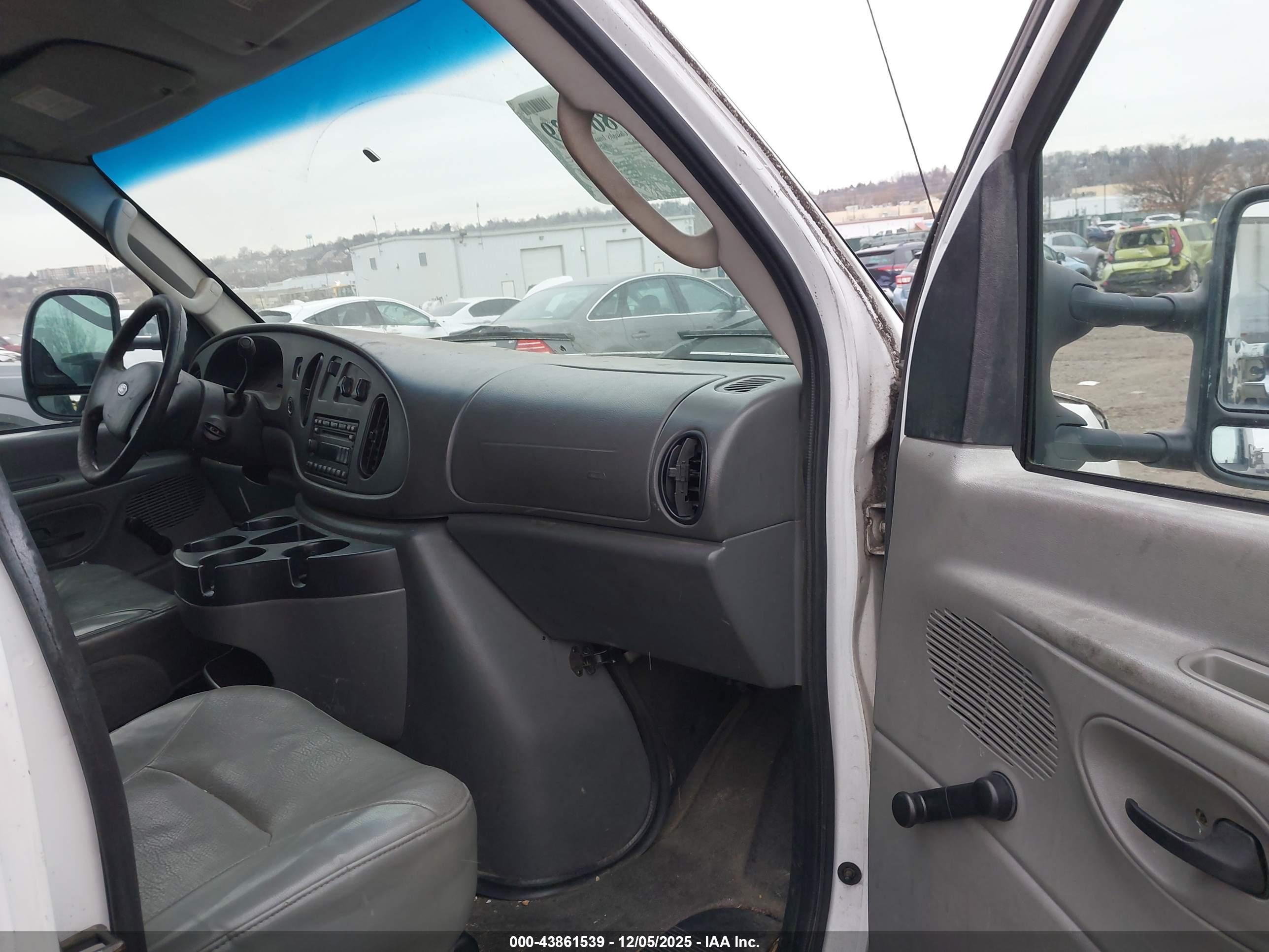 FORD E-250 image 5