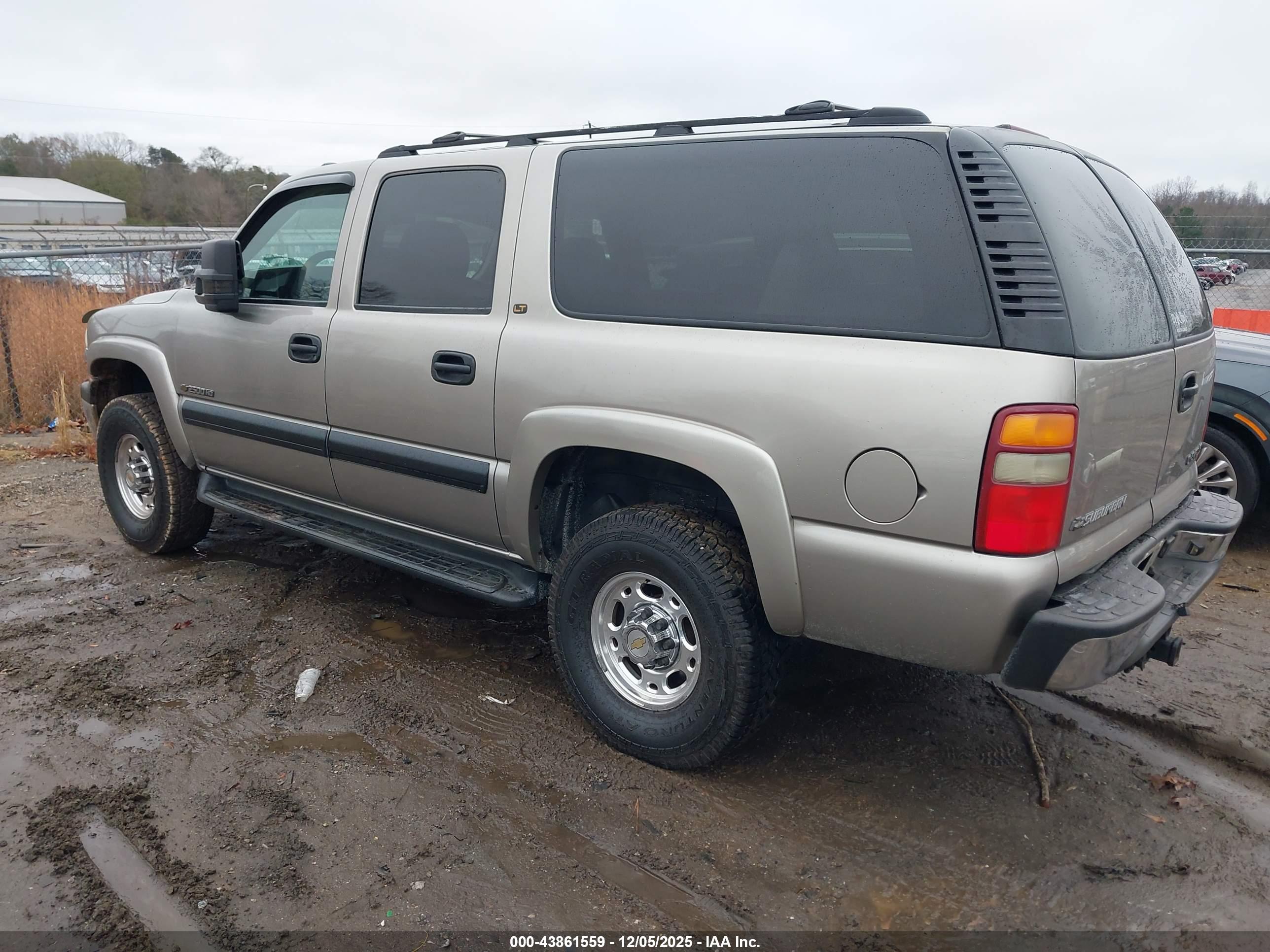 CHEVROLET SUBURBAN image 3