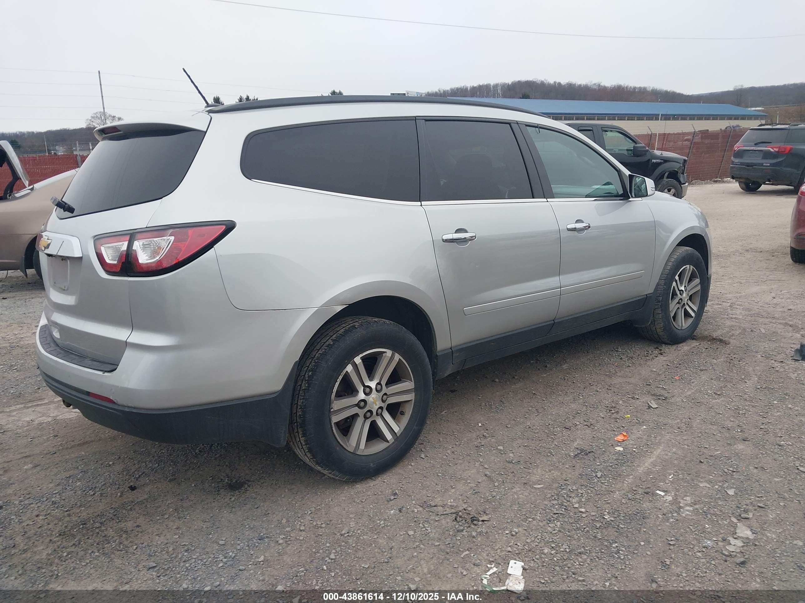 CHEVROLET TRAVERSE image 4