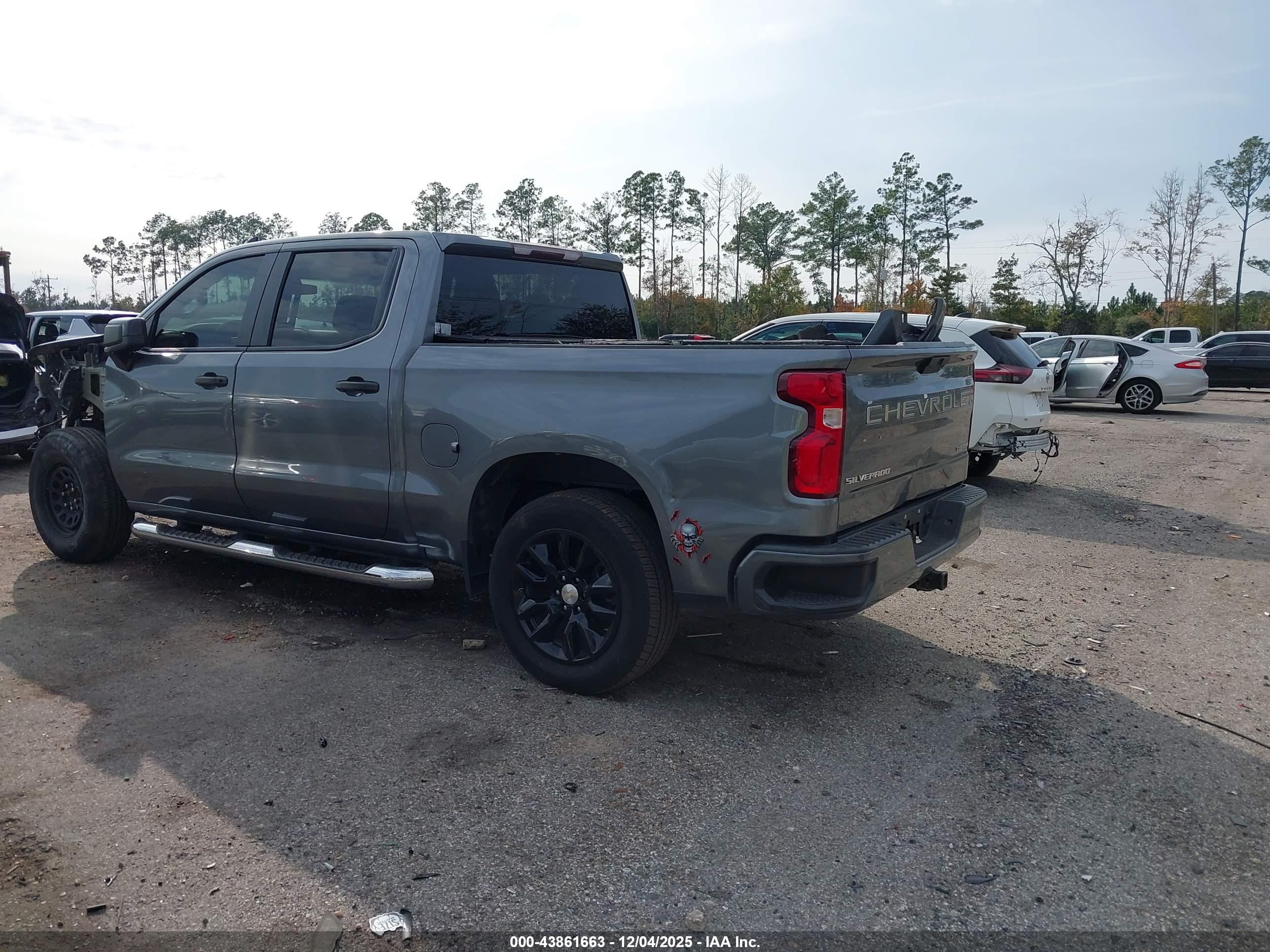 CHEVROLET SILVERADO image 3
