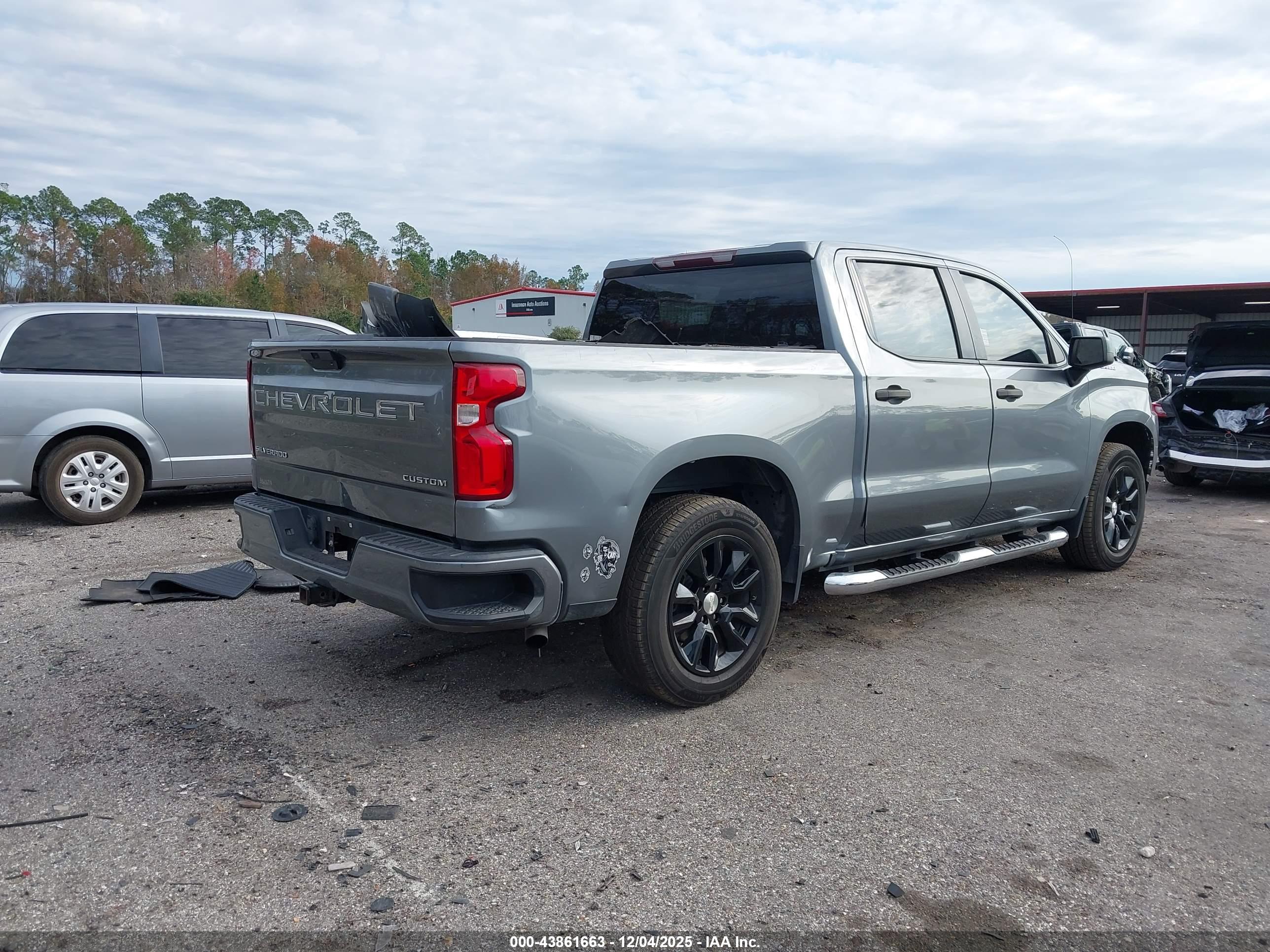CHEVROLET SILVERADO image 4
