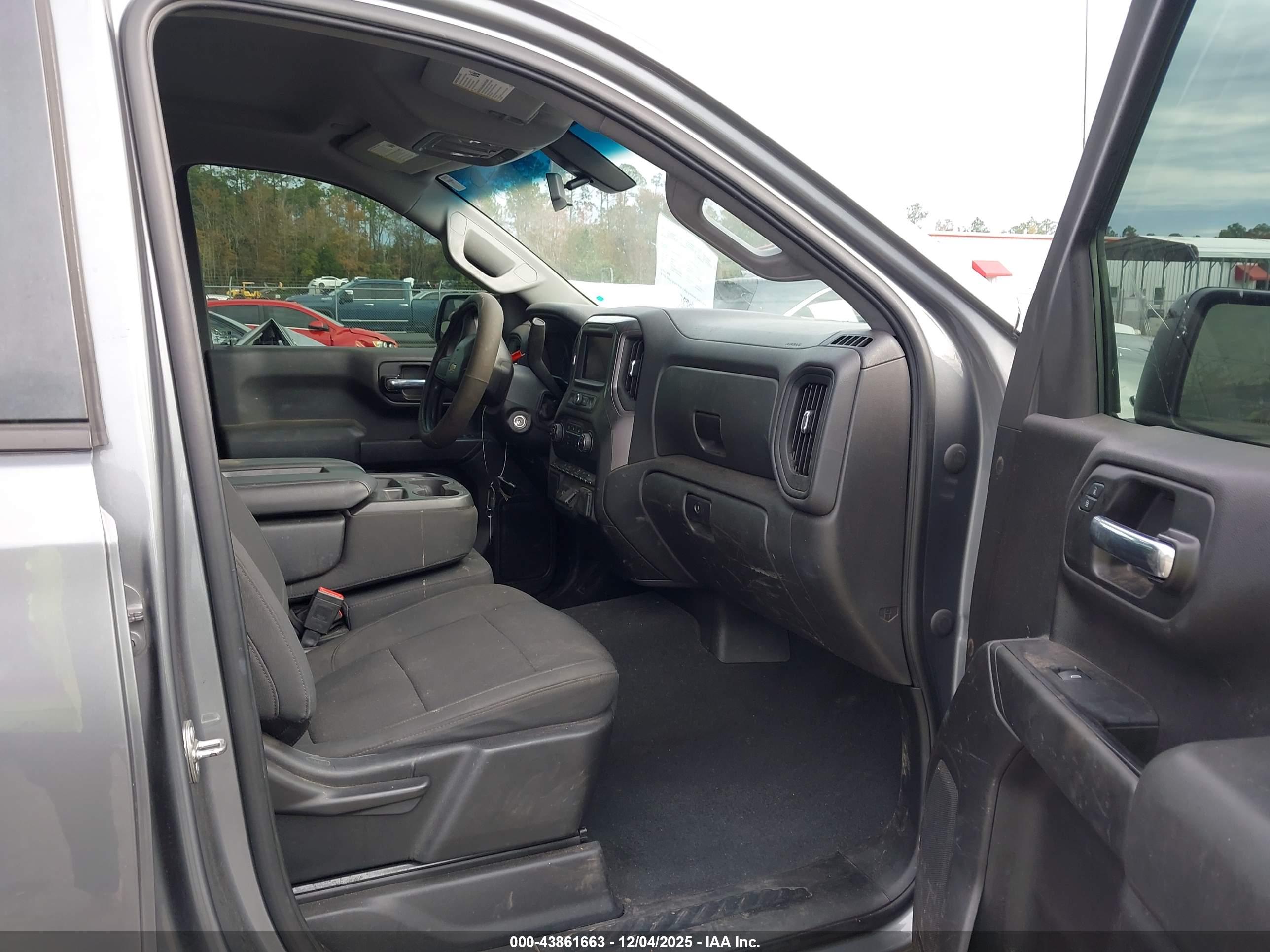 CHEVROLET SILVERADO image 5