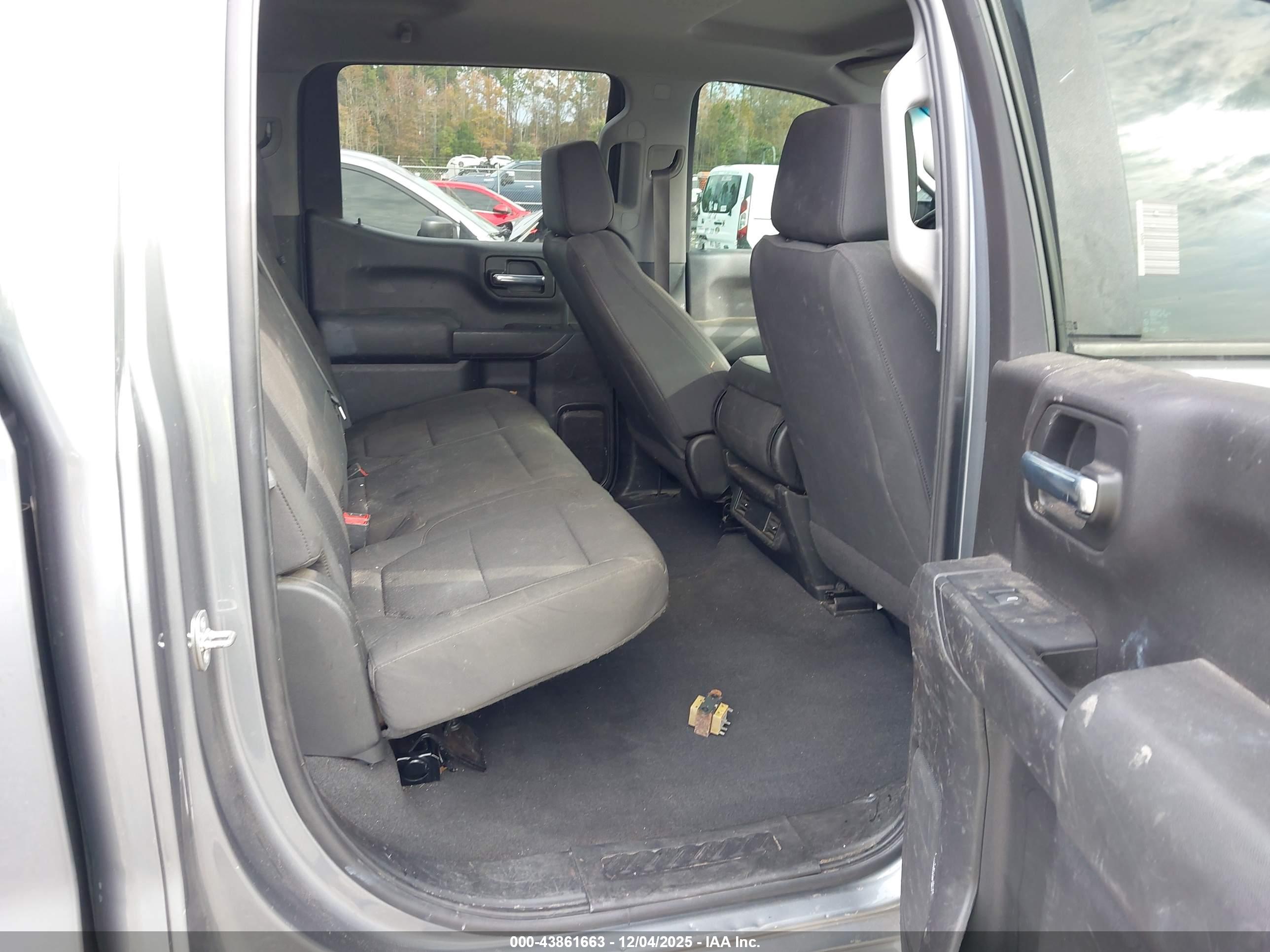 CHEVROLET SILVERADO image 8