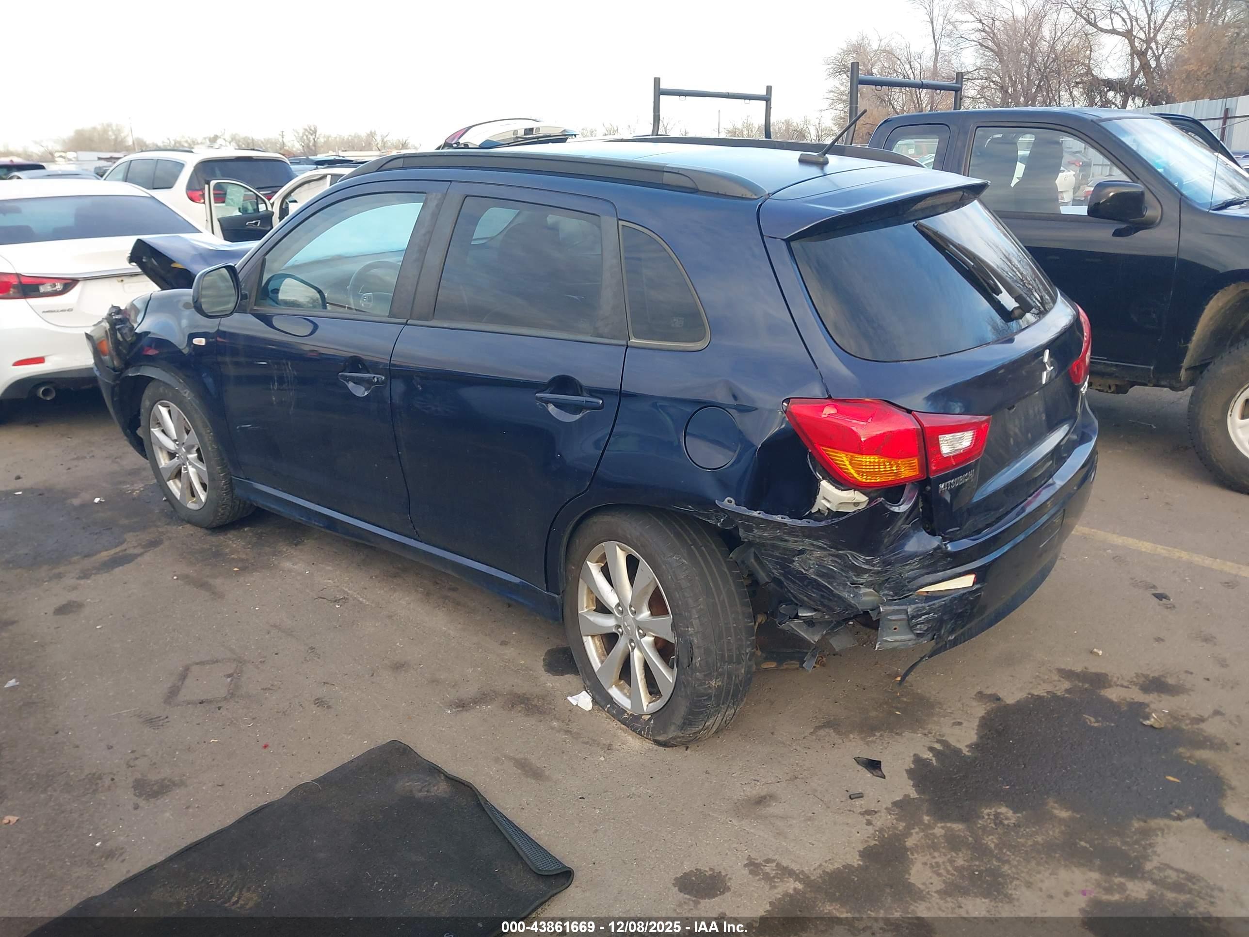 MITSUBISHI OUTLANDER image 3