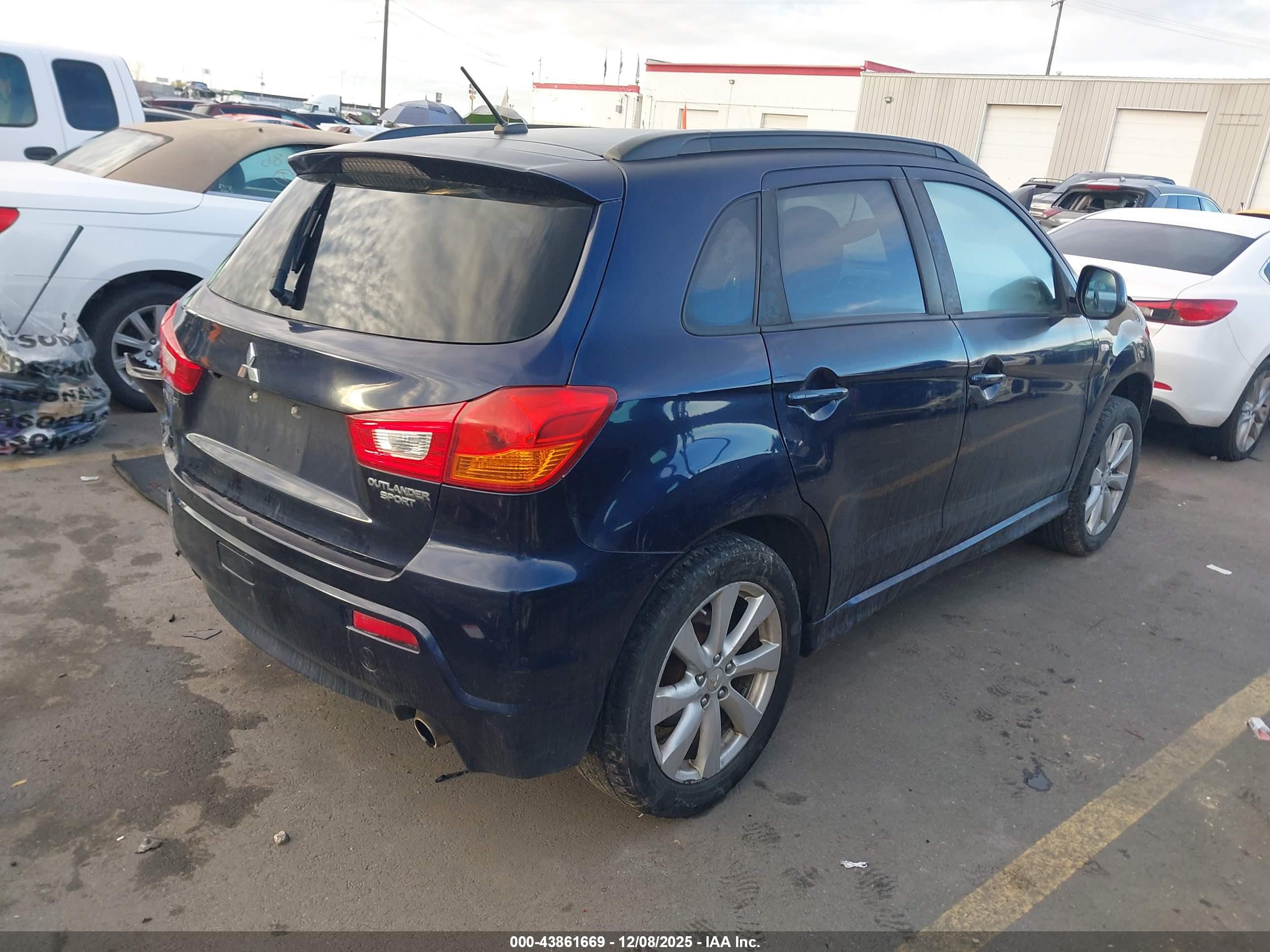 MITSUBISHI OUTLANDER image 4