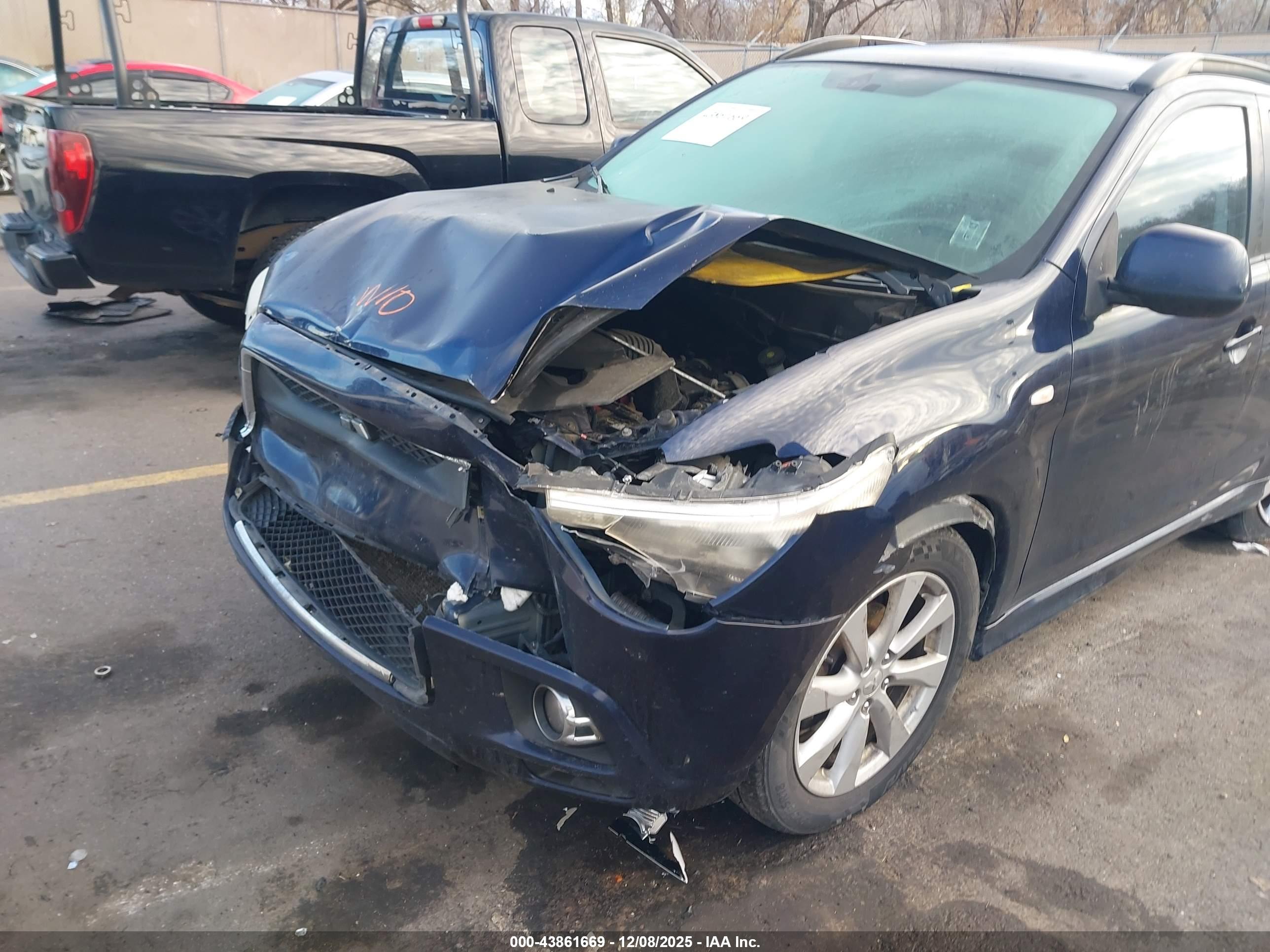MITSUBISHI OUTLANDER image 6