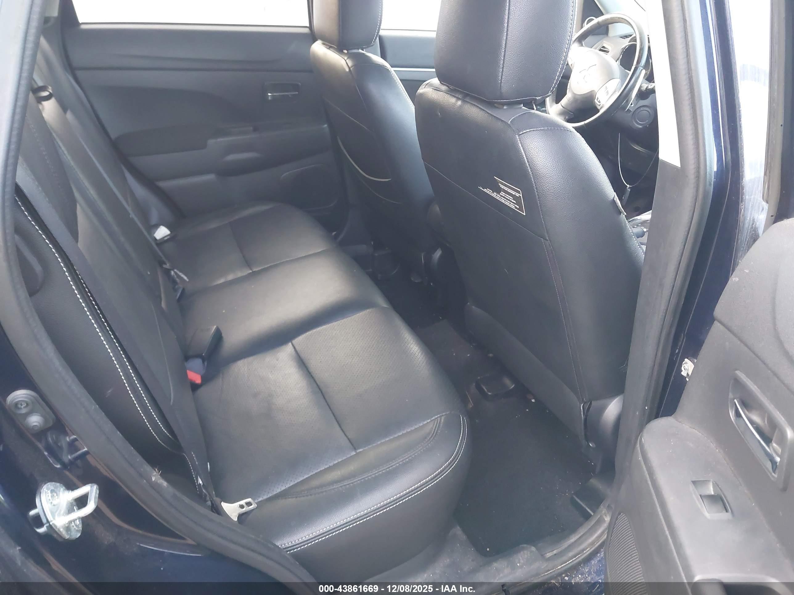 MITSUBISHI OUTLANDER image 8