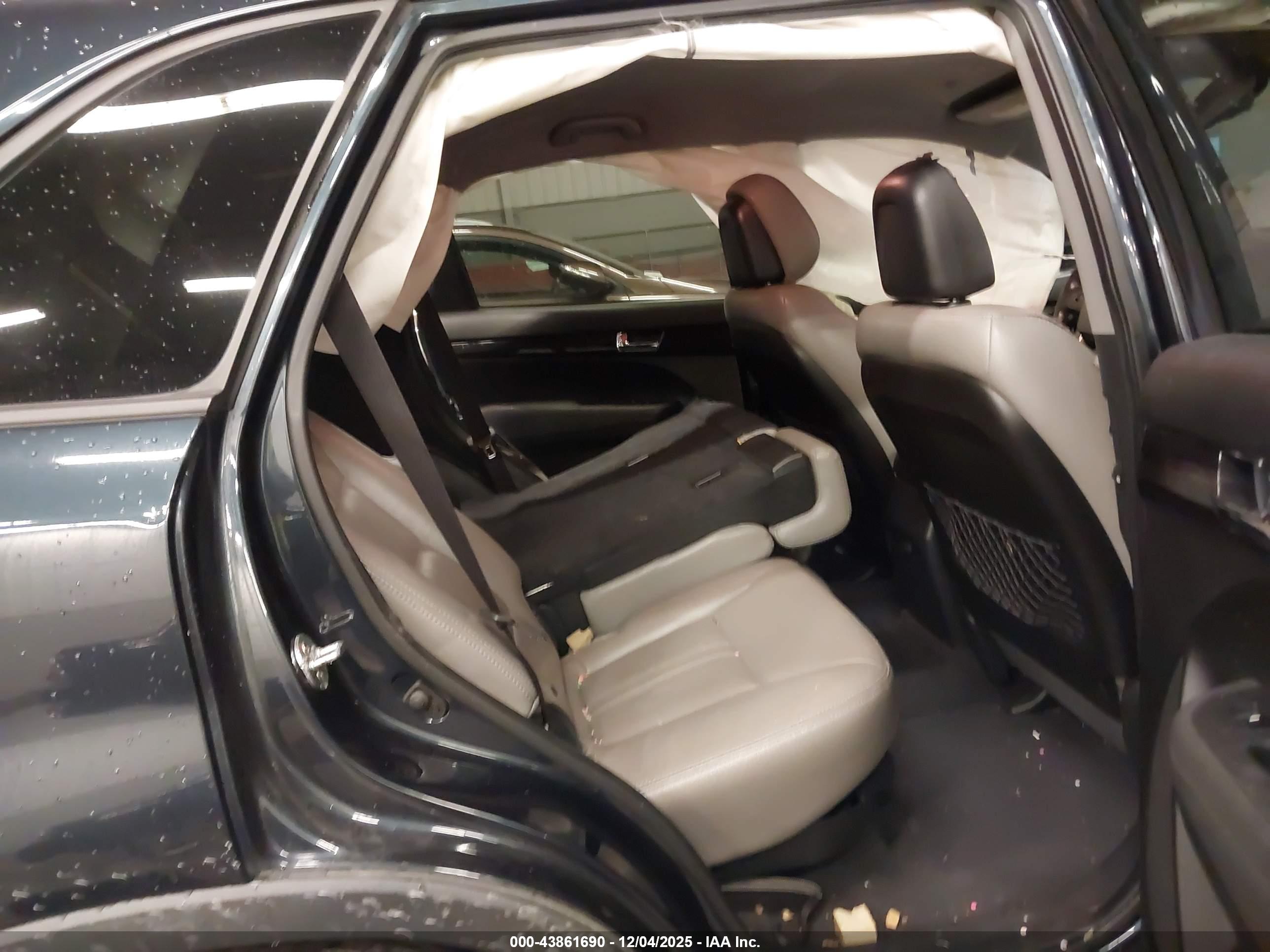 KIA SORENTO image 8