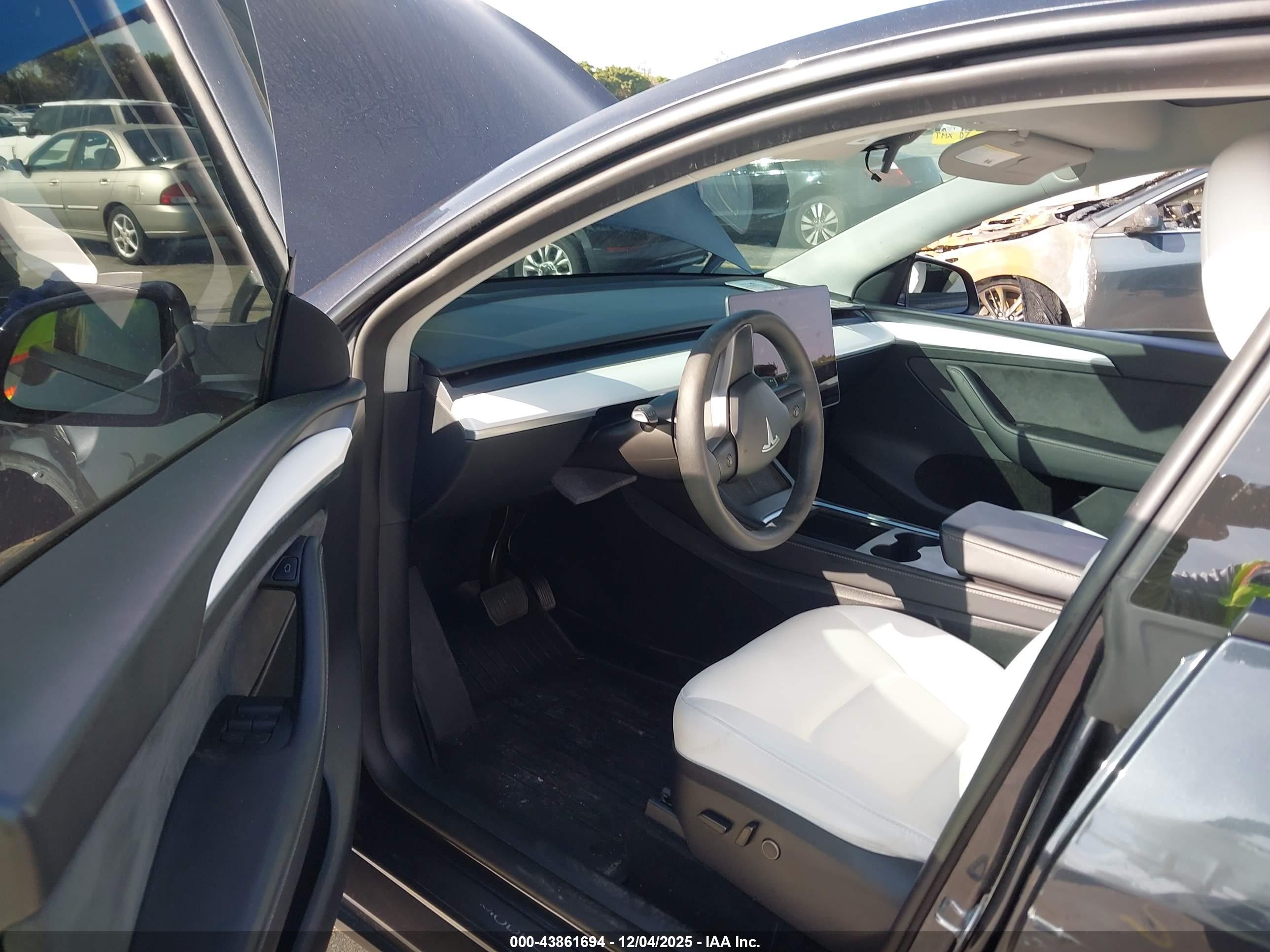 TESLA MODEL image 5